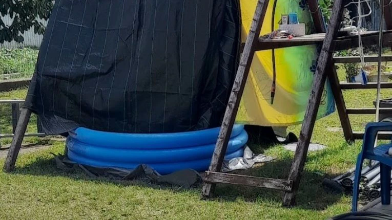 Unter diesem Klettergerüst mussten Cornelia G. und ihr Partner für zwei Wochen "duschen".