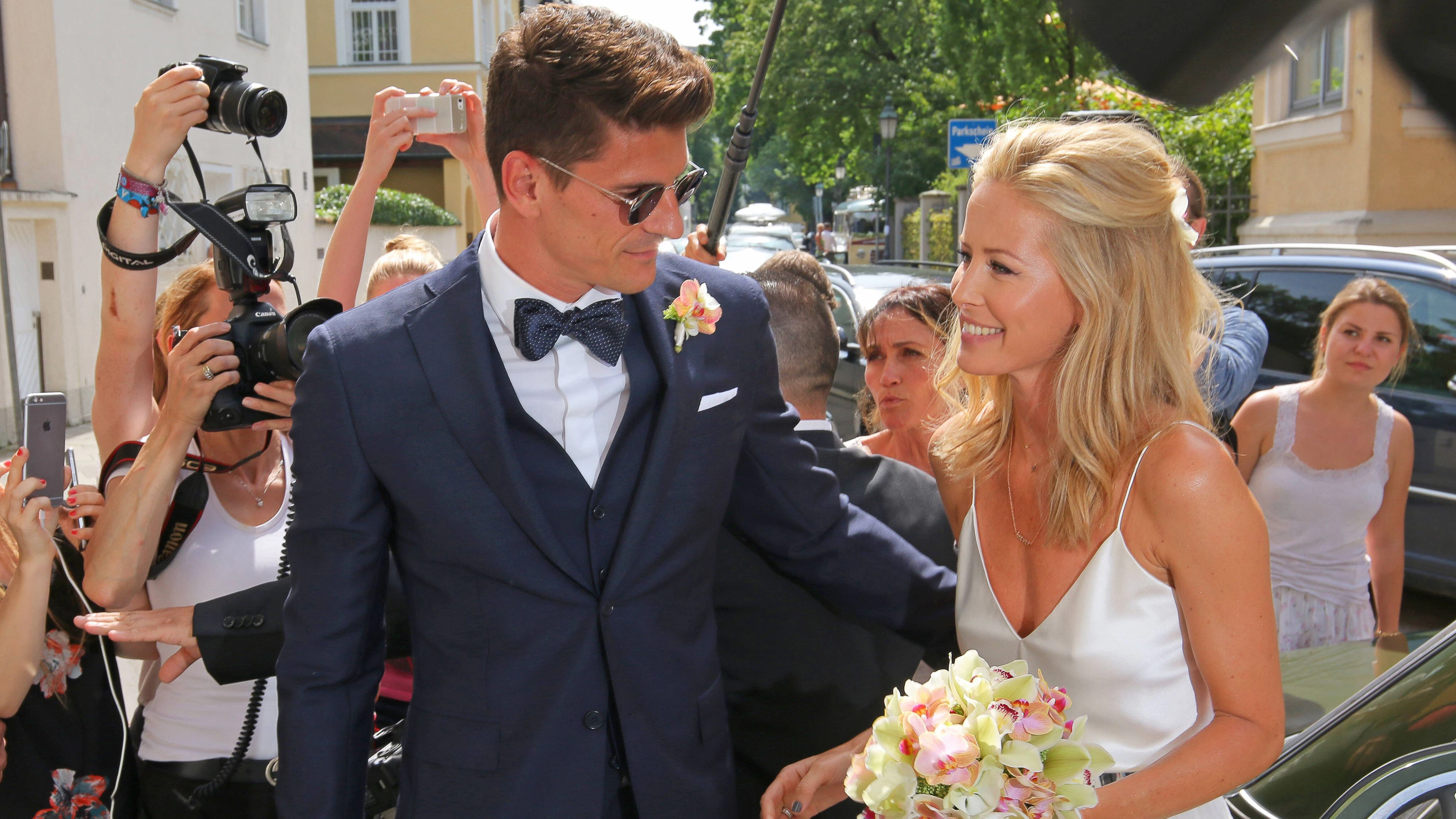 Mario Gomez Hochzeit 22.07.2016 Fussballer Mario Gomez Garca  Frau Carina Wanzung, Hochzeit am Standesamt Schwabing, Mandlstraße 14, Muenchen - 22.07.2016 - *** Mario Gomez Wedding 22 07 2016 Footballer Mario Gomez Garca Mrs Carina Wanzung, Wedding at the Schwabing registry office, Mandlstraße 14, Munich 22 07 2016 
