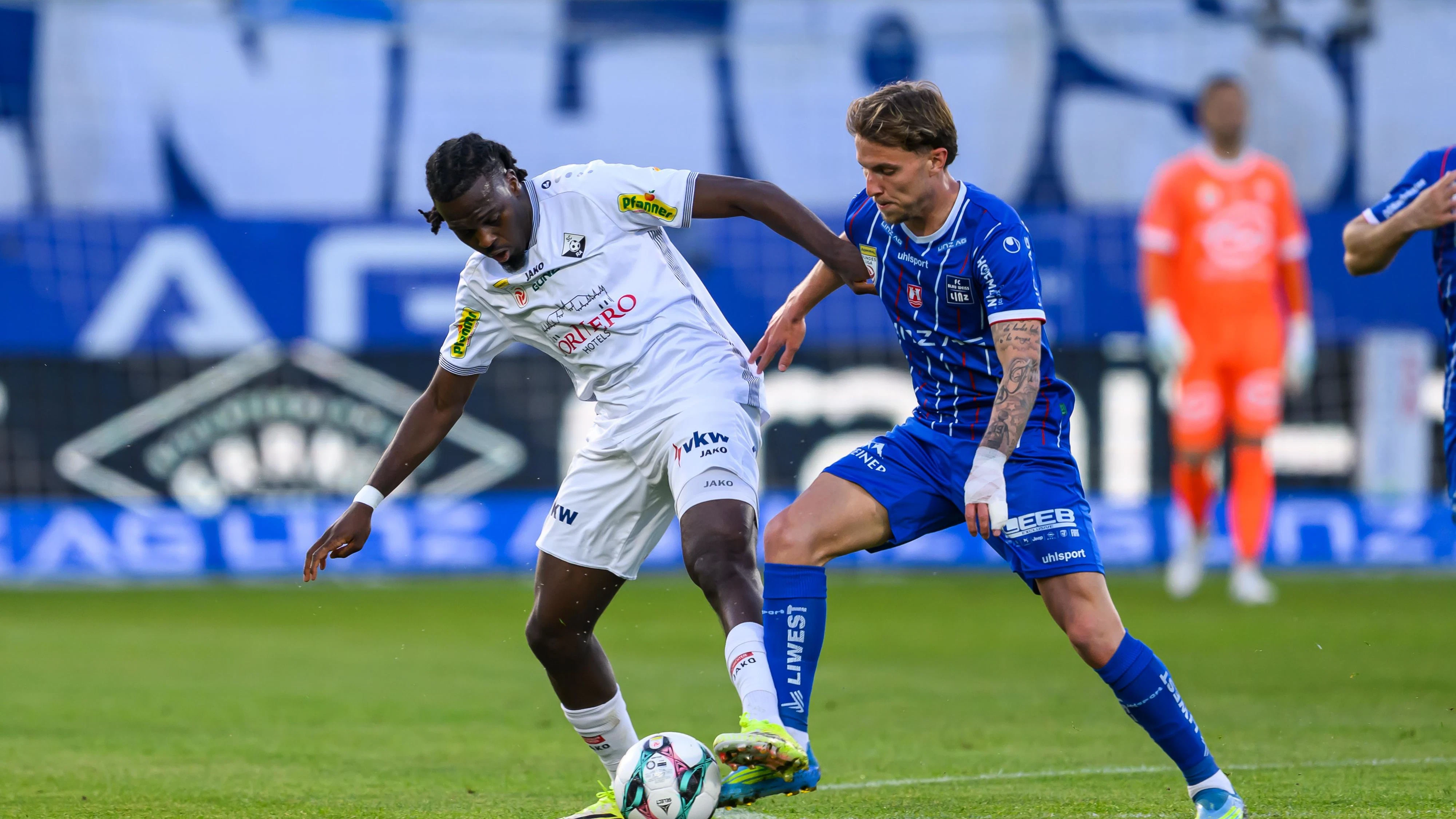LINZ,AUSTRIA,24.APR.26 - SOCCER - ADMIRAL Bundesliga, qualification group, FC Blau Weiss Linz vs SCR Altach. Image shows Yann Massombo (Altach) and Alexander Briedl (Linz). Photo: GEPA pictures/ Christian Moser