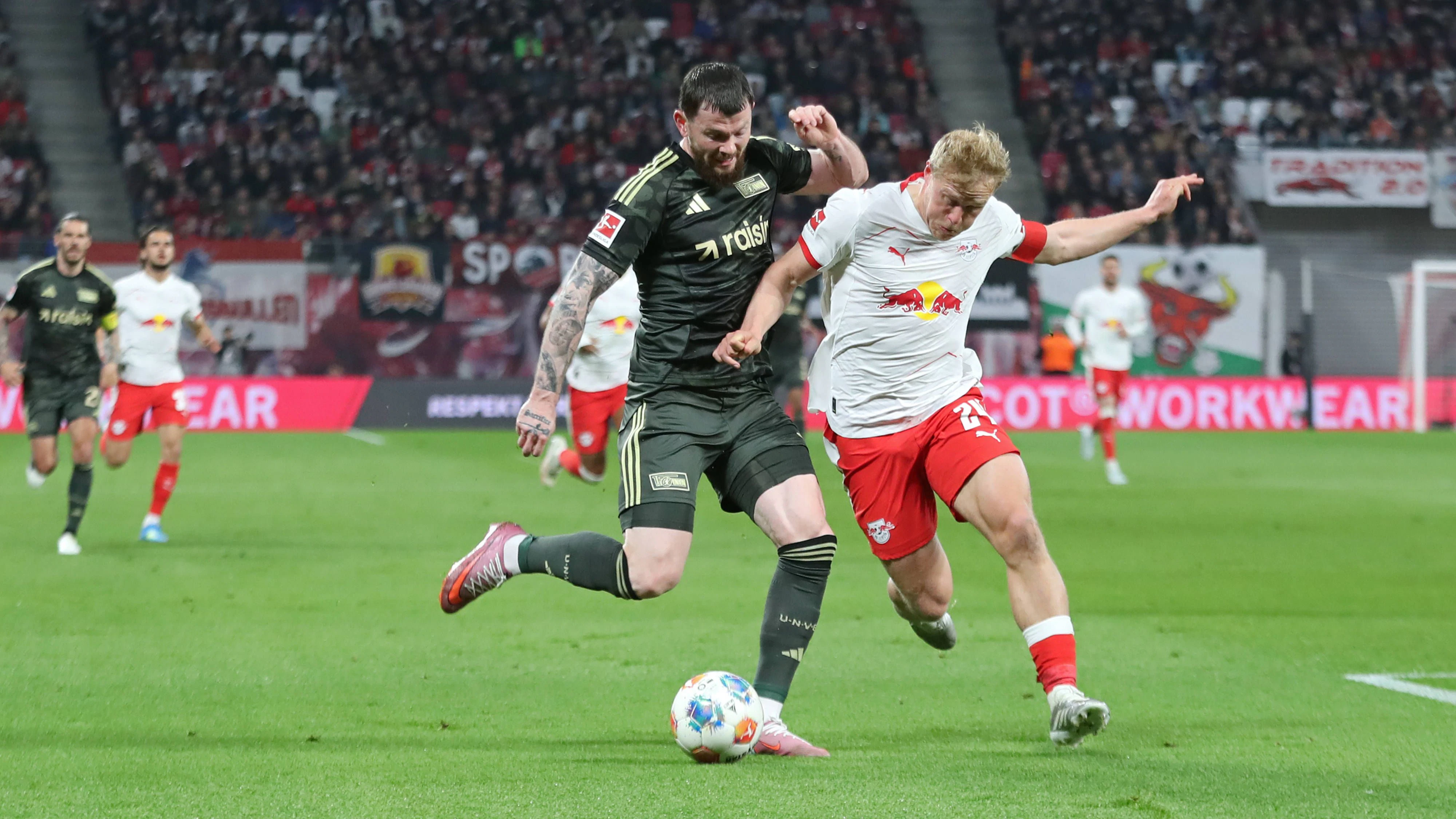 1. Fußball Bundesliga: RB Leipzig - 1. FC Union Berlin 24.04.2026 Oliver Burke 7, Union Berlin gegen Xaver Schlager 24, RB Leipzig. LEIPZIG, DEUTSCHLAND - APRIL 24: Bundesliga-Spiel RB Leipzig - 1. FC Union Berlin in der Red Bull Arena am 31. Spieltag der 1. Bundesliga am April 24, 2026 in Leipzig, Deutschland. DFL REGULATIONS PROHIBIT ANY USE OF PHOTOGRAPHS AS IMAGE SEQUENCES AND/OR QUASI-VIDEO. *** 1 Soccer Bundesliga RB Leipzig 1 FC Union Berlin 24 04 2026 Oliver Burke 7, Union Berlin vs Xaver Schlager 24, RB Leipzig LEIPZIG, GERMANY APRIL 24 Bundesliga match RB Leipzig 1 FC Union Berlin at Red Bull Arena on matchday 31 of Bundesliga 1 on April 24, 2026 in Leipzig, Germany DFL REGULATIONS PROHIBIT ANY USE OF PHOTOGRAPHS AS IMAGE SEQUENCES AND OR QUASI VIDEO Copyright: xBEAUTIFULxSPORTS/JanxKaeferx