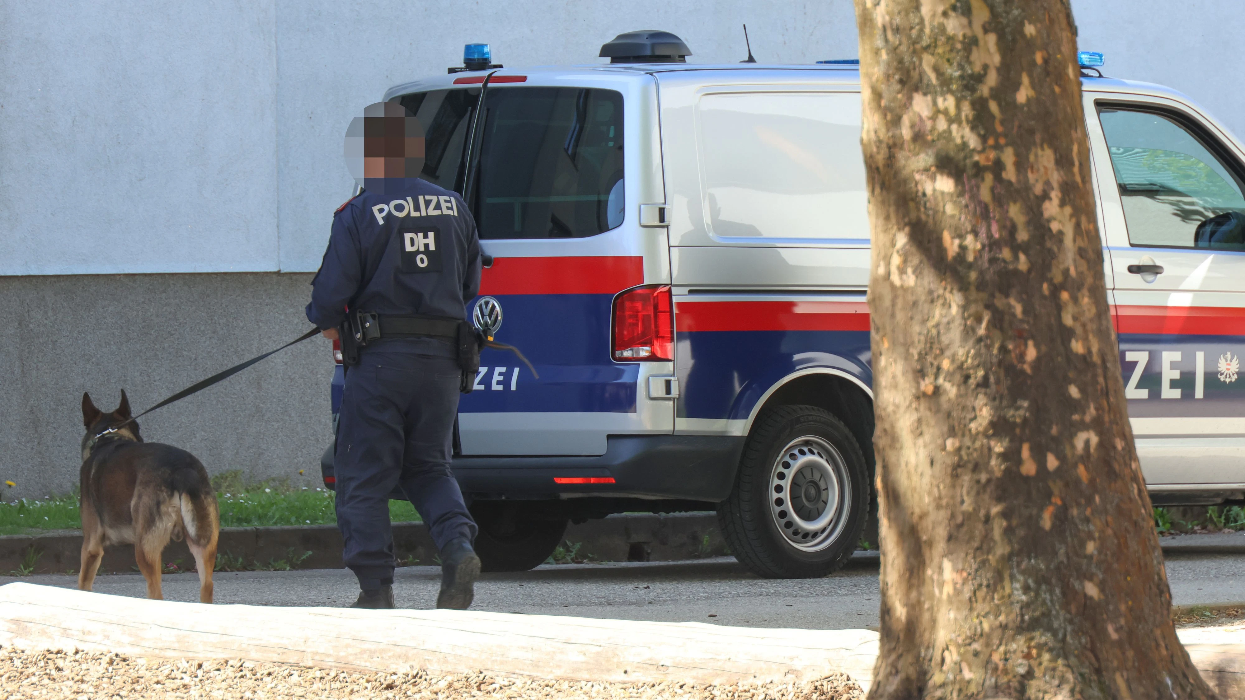 Auch ein Spürhund war am Freitag im Einsatz.