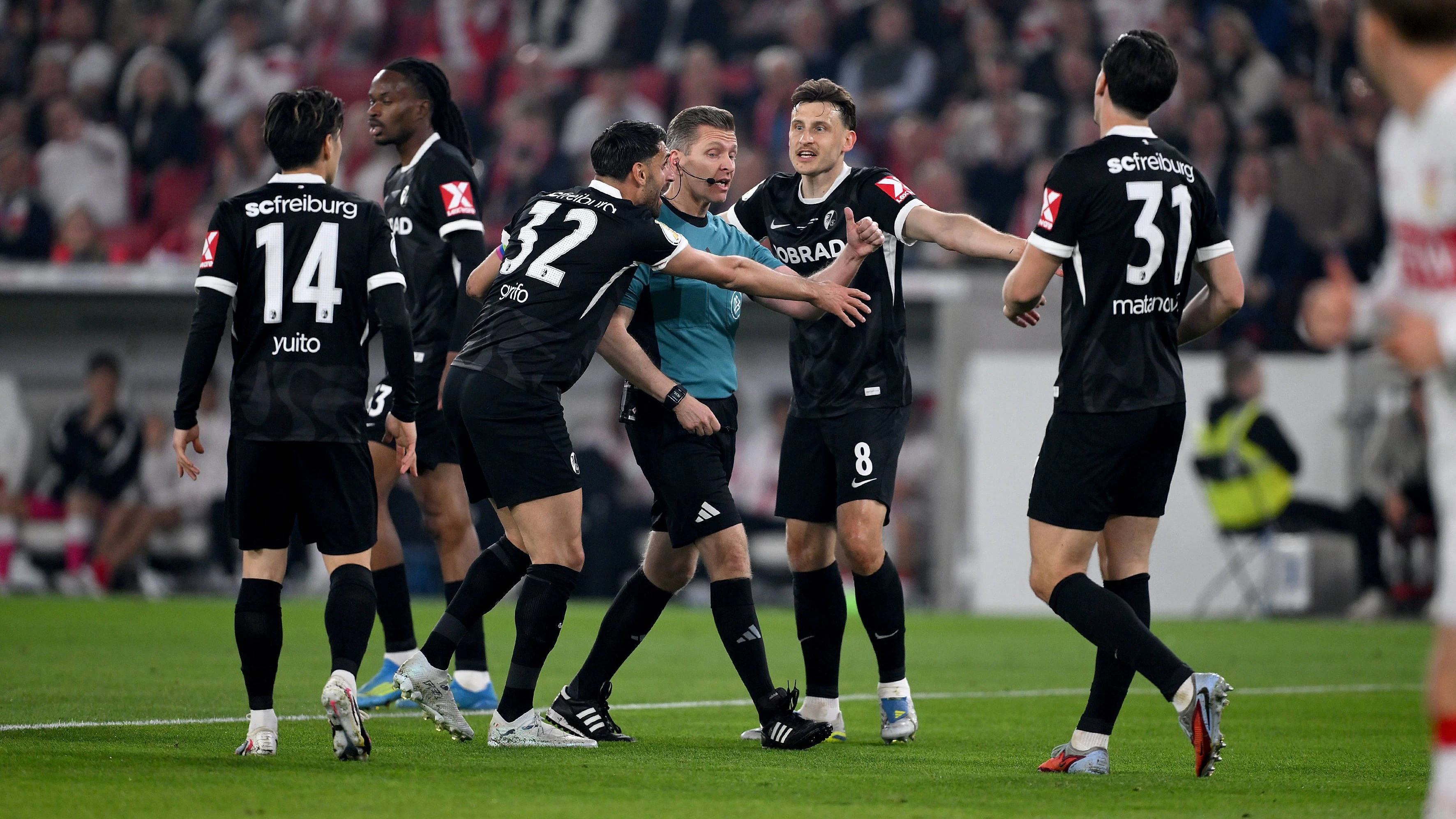 Tobias Welz stand im Mittelpunkt, weil er ein reguläres Freiburger Tor nicht gab. 