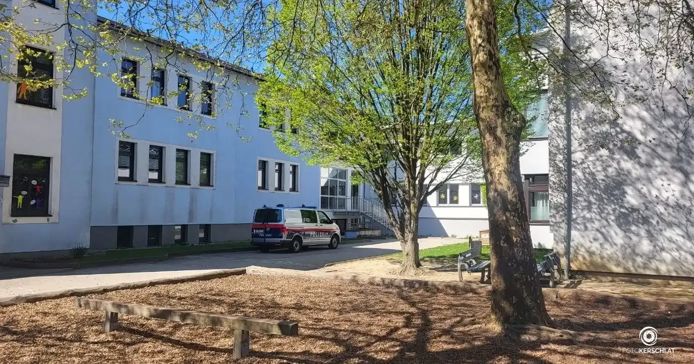 Heute.at - Bombendrohung gegen Schule – der Einsatz läuft