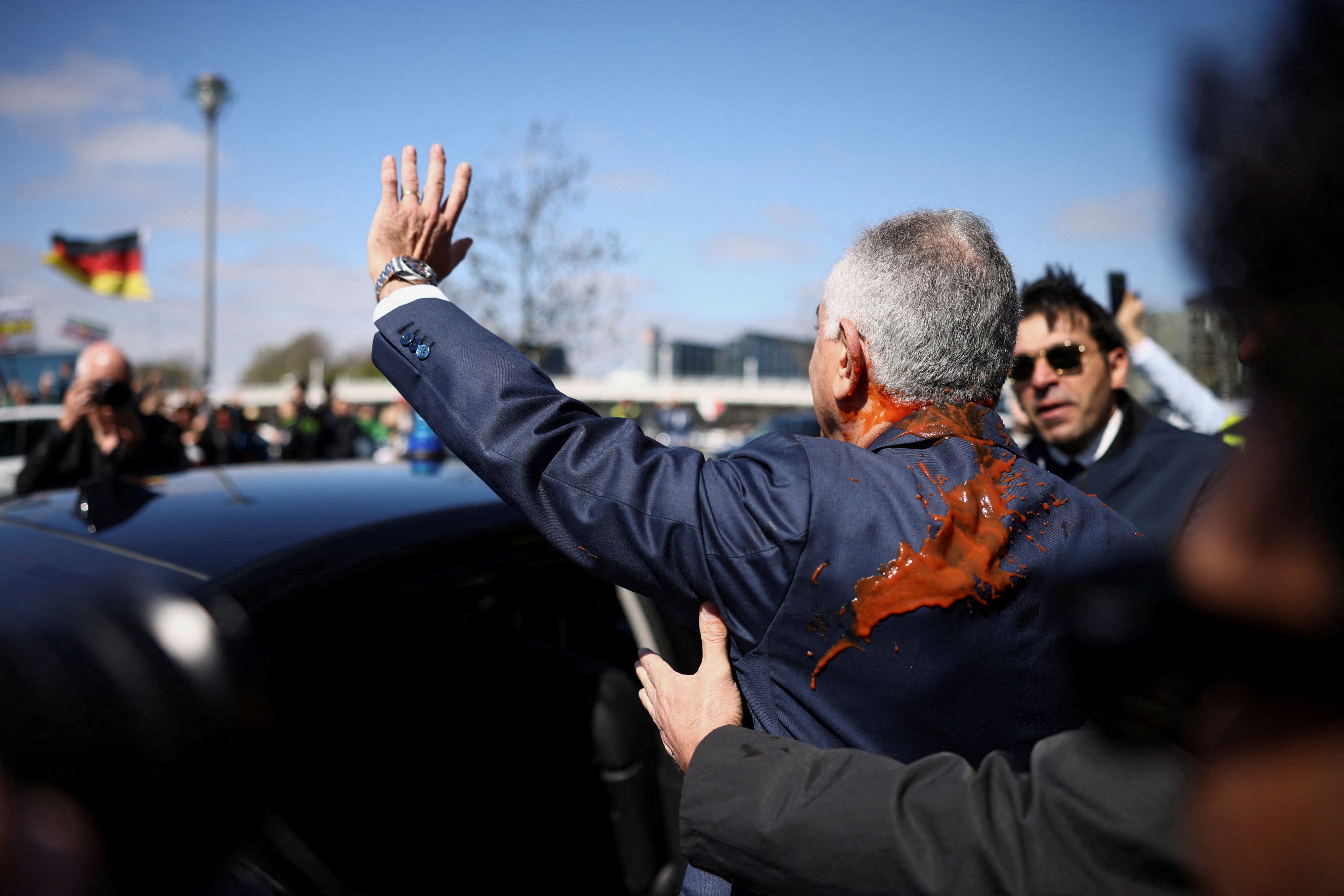 Heute.at - Schah-Sohn in Berlin mit roter Sauce attackiert