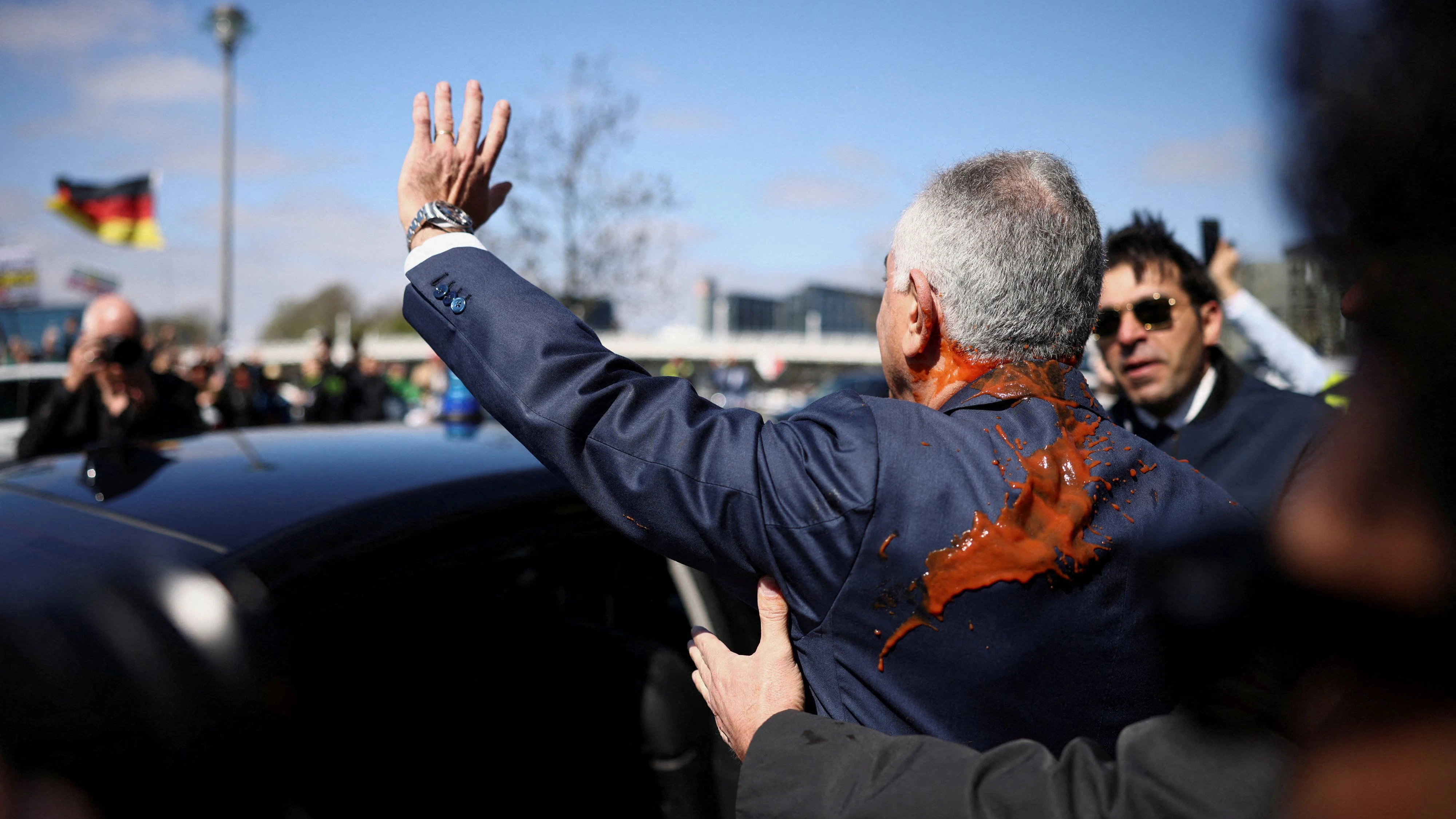 Reza Pahlavi – hier mit der roten Substanz am Rücken.