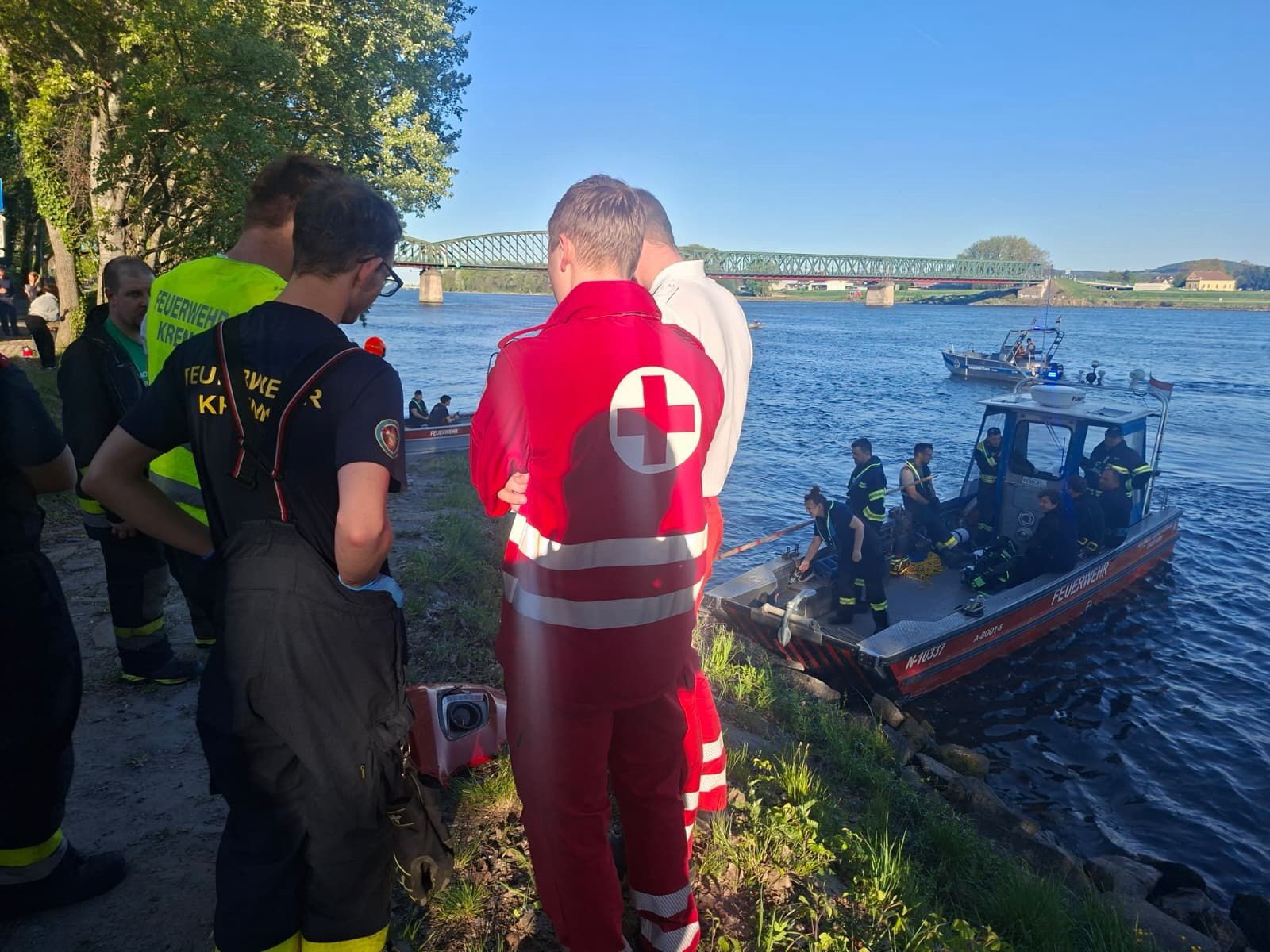 Der Lenker des Fahrzeugs konnte nur mehr tot geborgen werden. (Symbolbild)