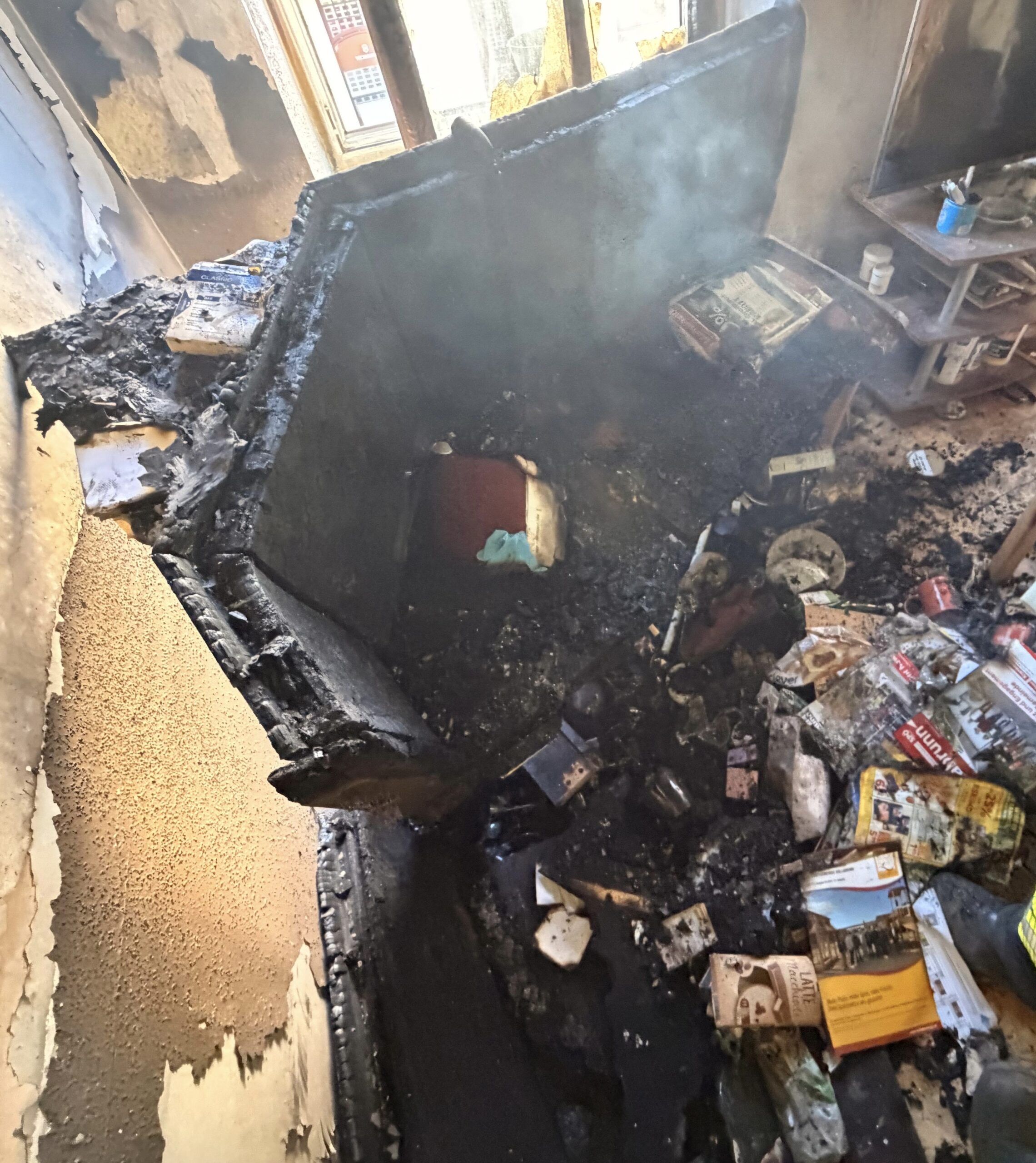 Das Wohnzimmer wurde vollständig von den Flammen zerstört.