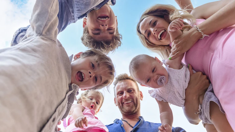 Das älteste Kind einer Familie hat meist die größten Chancen, es später im Leben weit zu bringen: Was lange Zeit als Vorurteil galt, wird durch eine aktuelle Studie jetzt bestätigt. Schuld daran sind auch die Eltern – selbst wenn sie nur das Beste für alle ihre Kinder wollen.