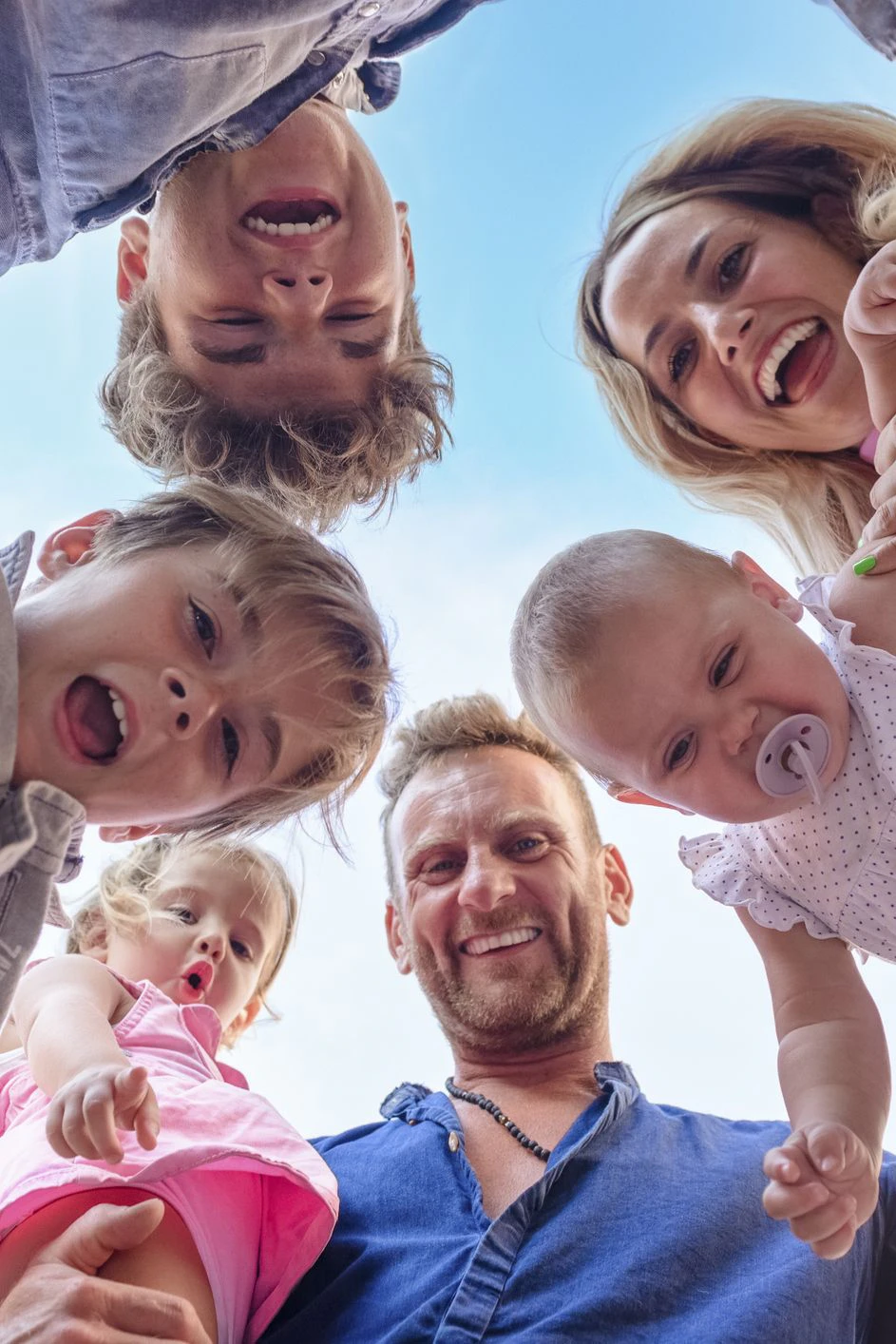 Jüngere Geschwister brechen früher die Schule ab und verdienen als Erwachsene weniger als die Erstgeborenen einer Familie