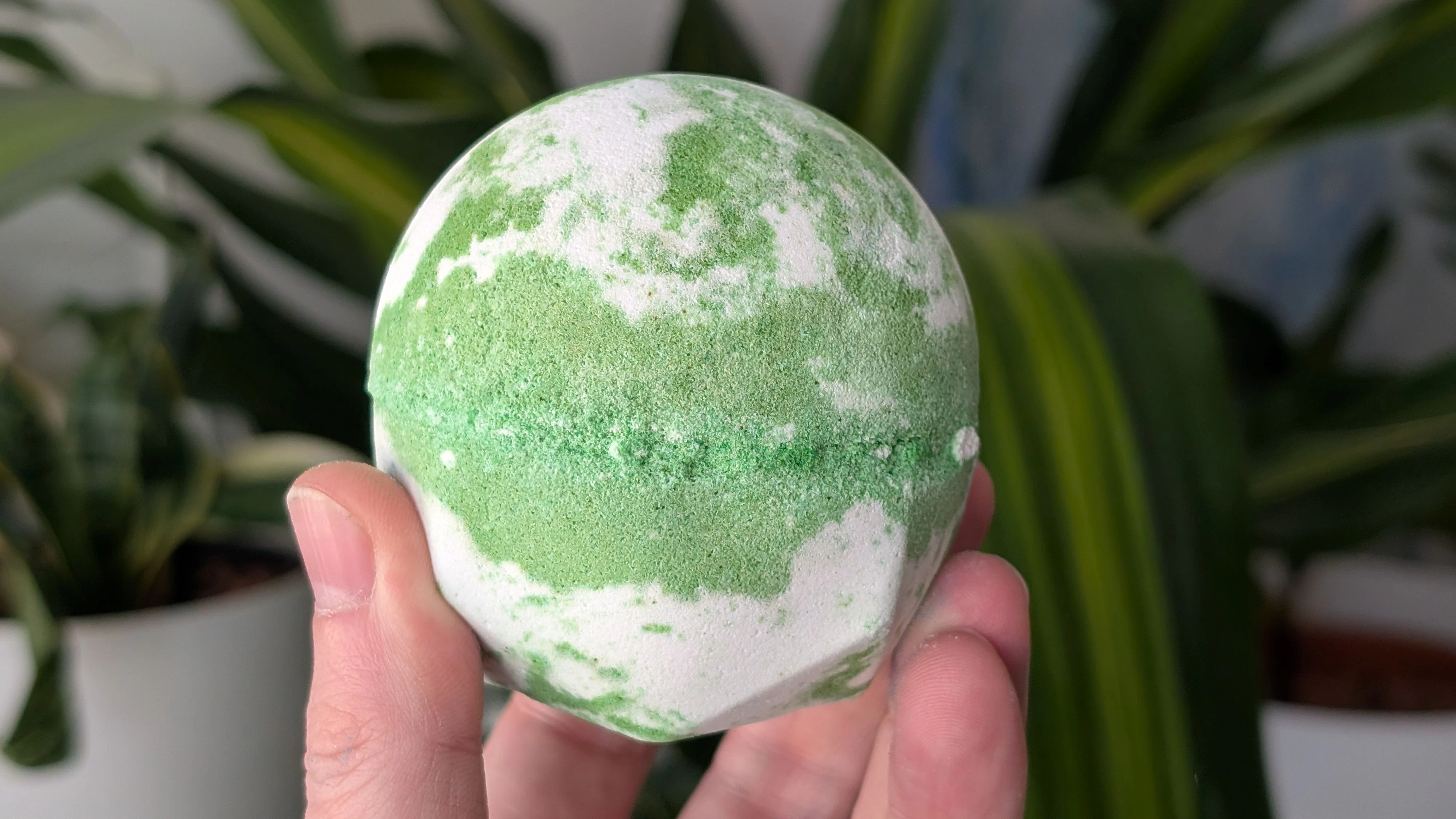 Die Kollektion umfasst Produkte wie "Sex Bomb", "Butterball", "Avobath", "Twilight", "Big Blue", "Intergalactic" und "Cold" (im Bild).