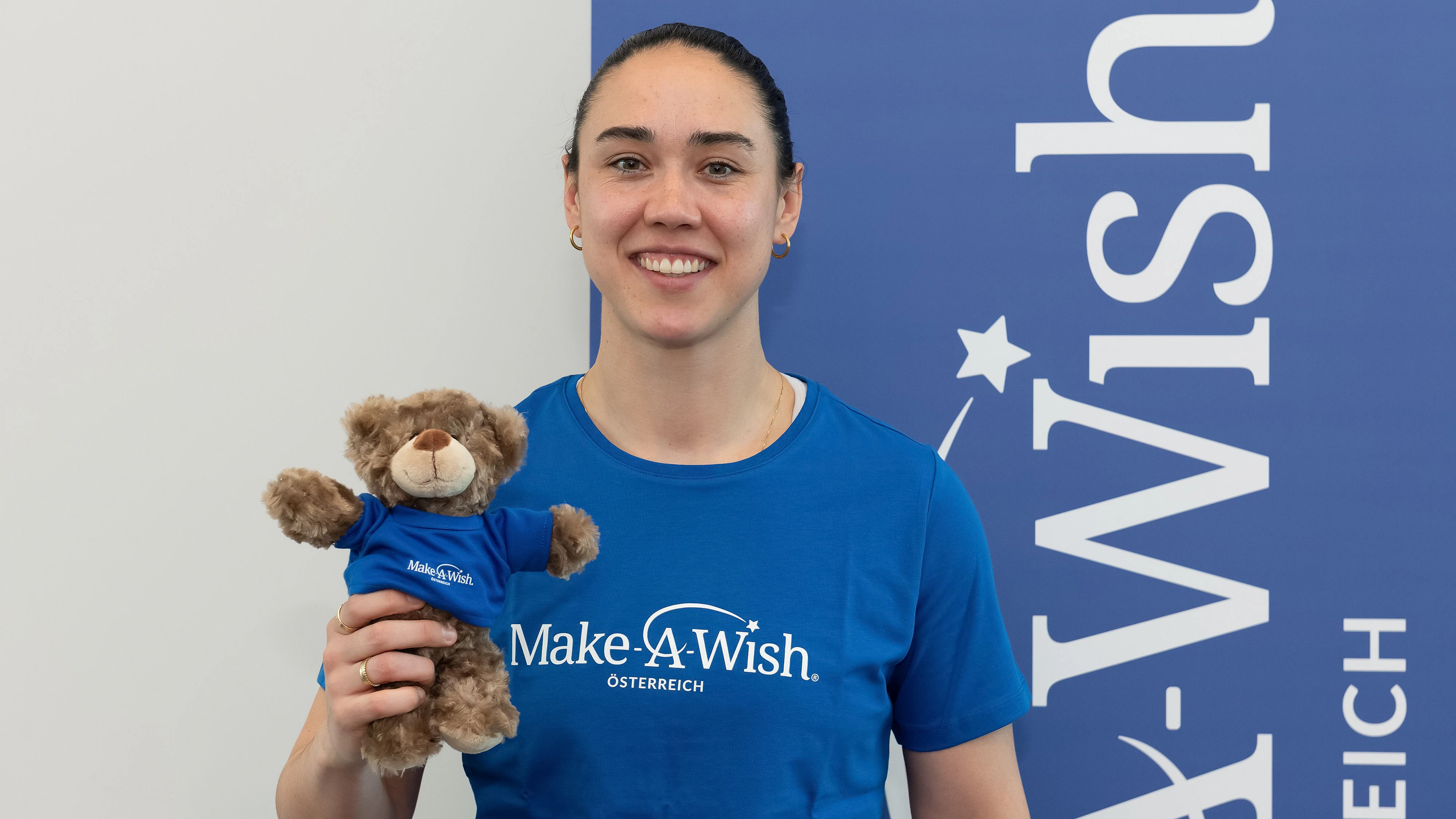 Die Nationaltorhüterin setzt sich für schwer kranke Kinder ein.