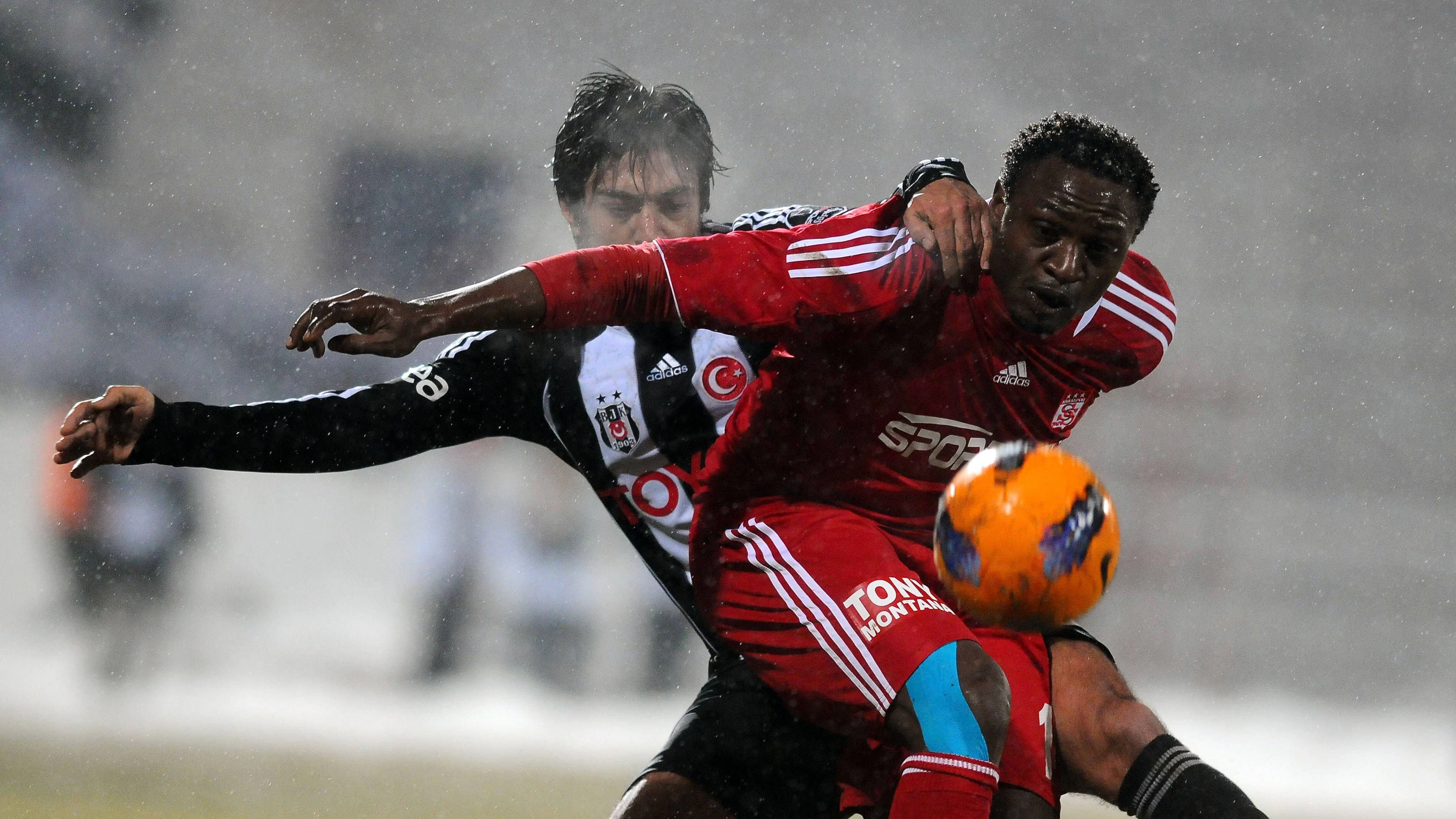 Bildnummer: 09679392  Datum: 09.02.2012  Copyright: imago/Seskim Photo Turkey sportoto superleague football match between Sivasspor and Besiktas at 4 eylul stadium in Sivas. 09.02.2012 Match Scored: Sivasspor 1 - Besiktas 1 Pictured: Michael Eneramo of Sivasspor and Ibrahim Toraman of Besiktas. PUBLICATIONxNOTxINxTUR ; Fussball Türkei SüperLig Süper Lig 2011 2012 Sivas Istanbul xdp x0x 2012 quer   Image number 09679392 date 09 02 2012 Copyright imago seskim Photo Turkey  Super League Football Match between Sivasspor and Besiktas AT 4 Eylul Stage in Sivas 09 02 2012 Match Scored Sivasspor 1 Besiktas 1  Michael Eneramo of Sivasspor and Ibrahim Toraman of Besiktas PUBLICATIONxNOTxINxTUR Football Turkey Süperlig Süper Lig 2011 2012 Sivas Istanbul  x0x 2012 horizontal  
