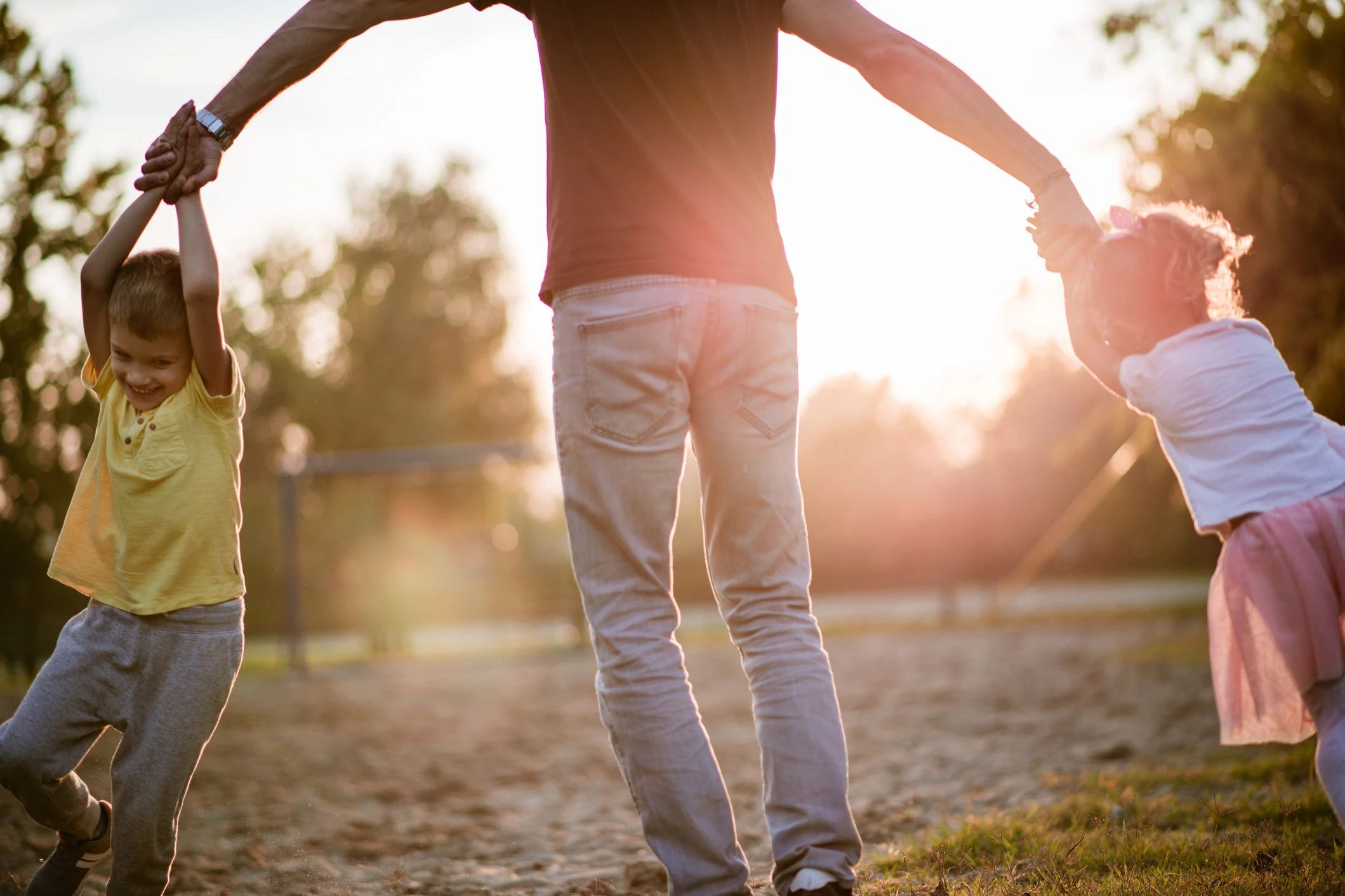 Für das zweitgeborene Kind nehmen sich Väter statistisch 30 Minuten weniger Zeit pro Tag als für das Erstgeborene