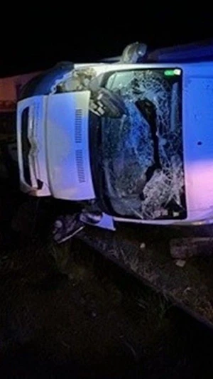 Unfall Wien: Jugendliche demolieren Lieferwagen und flüchten nach Crash in Rudolfsheim-Fünfhaus. Polizei ermittelt, Zeugen halfen vor Ort.