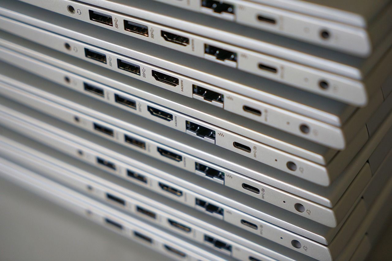 Mehrere Notebooks mit USB-C Anschlüssen