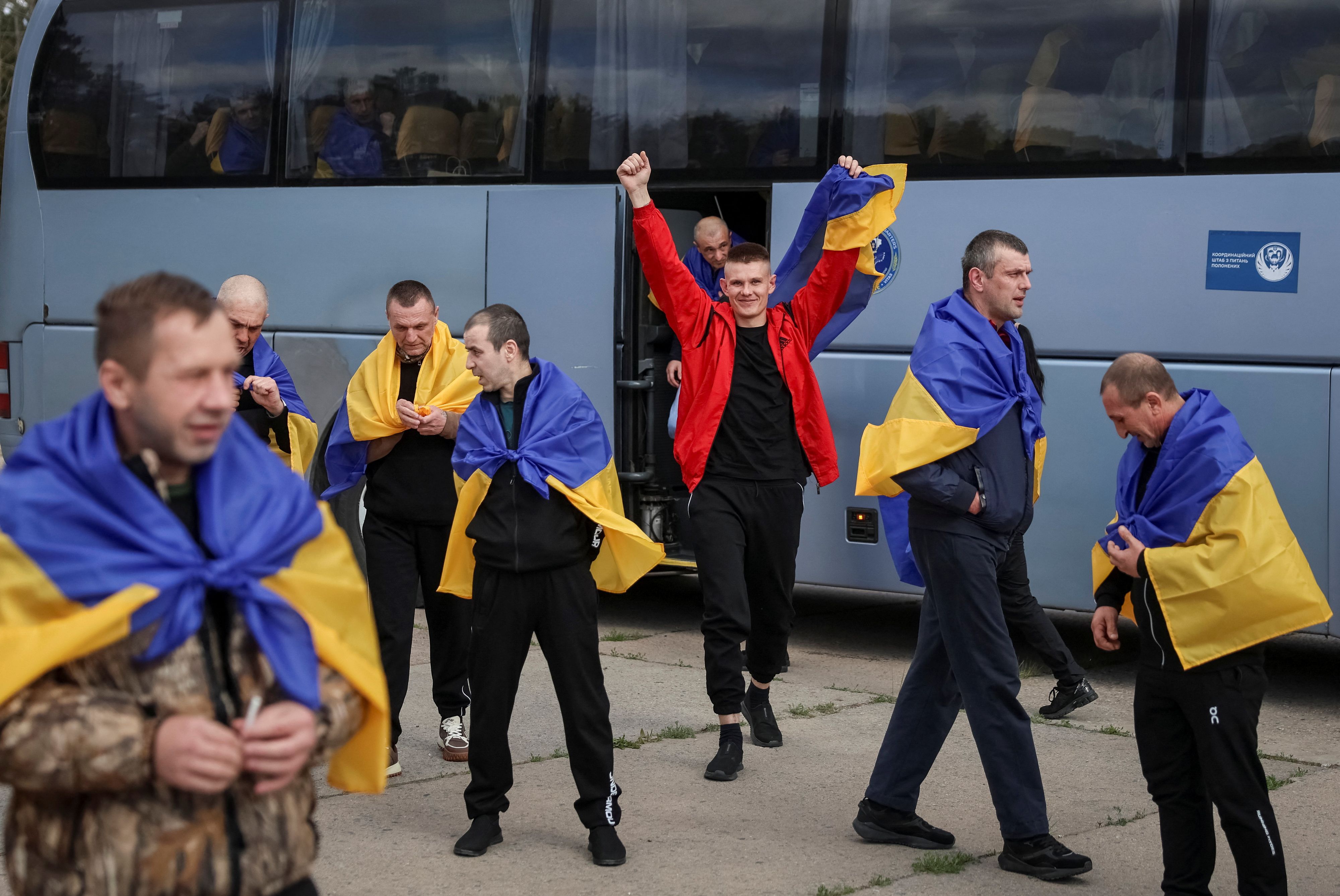 Ist die Erleichterung ins Gesicht geschrieben: Ausgetauschte Kriegsgefangene in der Ukraine. 