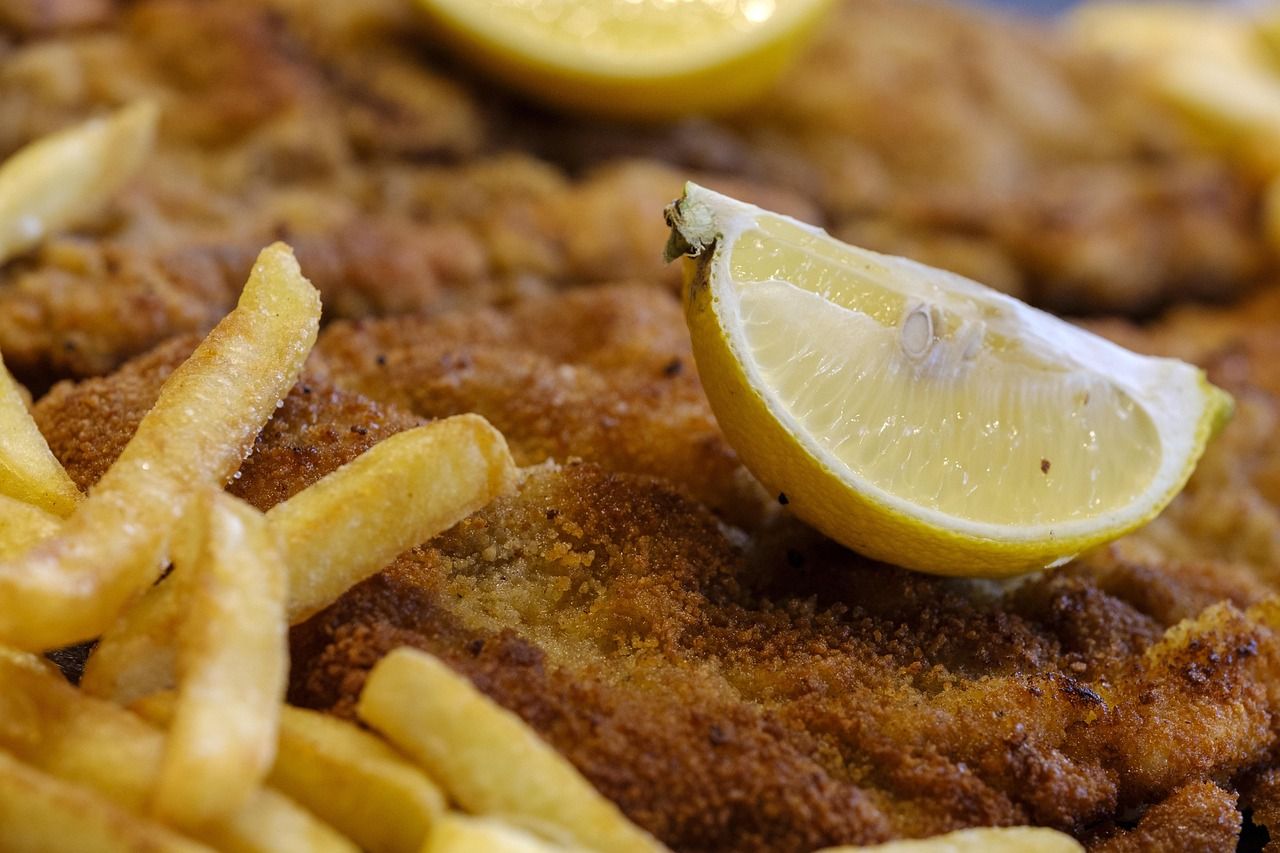 Schnitzel mit Pommes und Zitrone