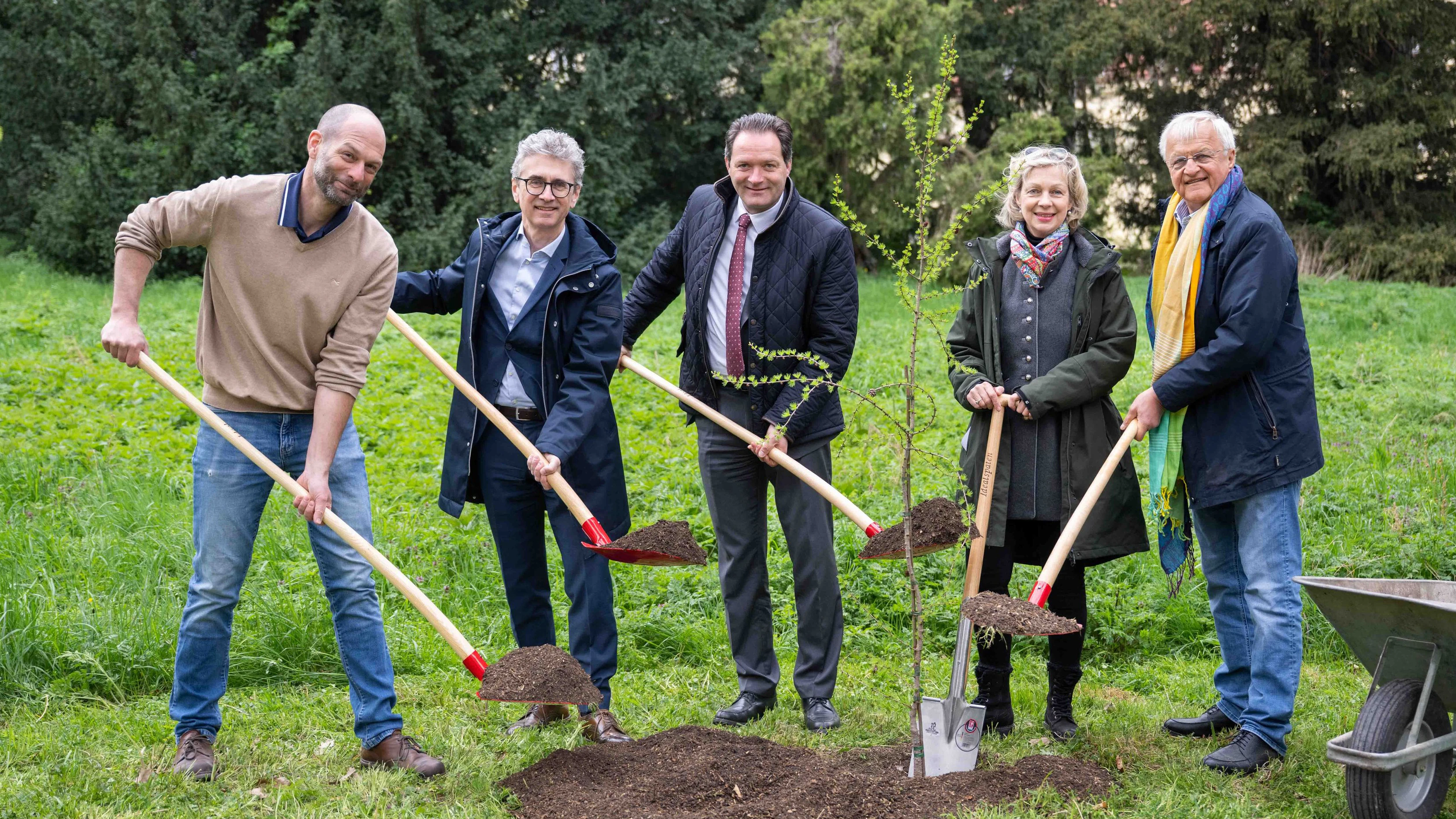 Forstminister Norbert Totschnig (Mitte) beim Pflanzen einer Lärche in Wien