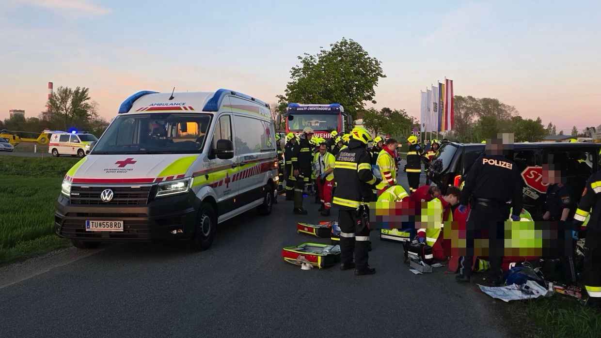 Der Kleinbus kam vom Golfplatz und wollte die Kreuzung in Richtung Trasdorf überqueren.