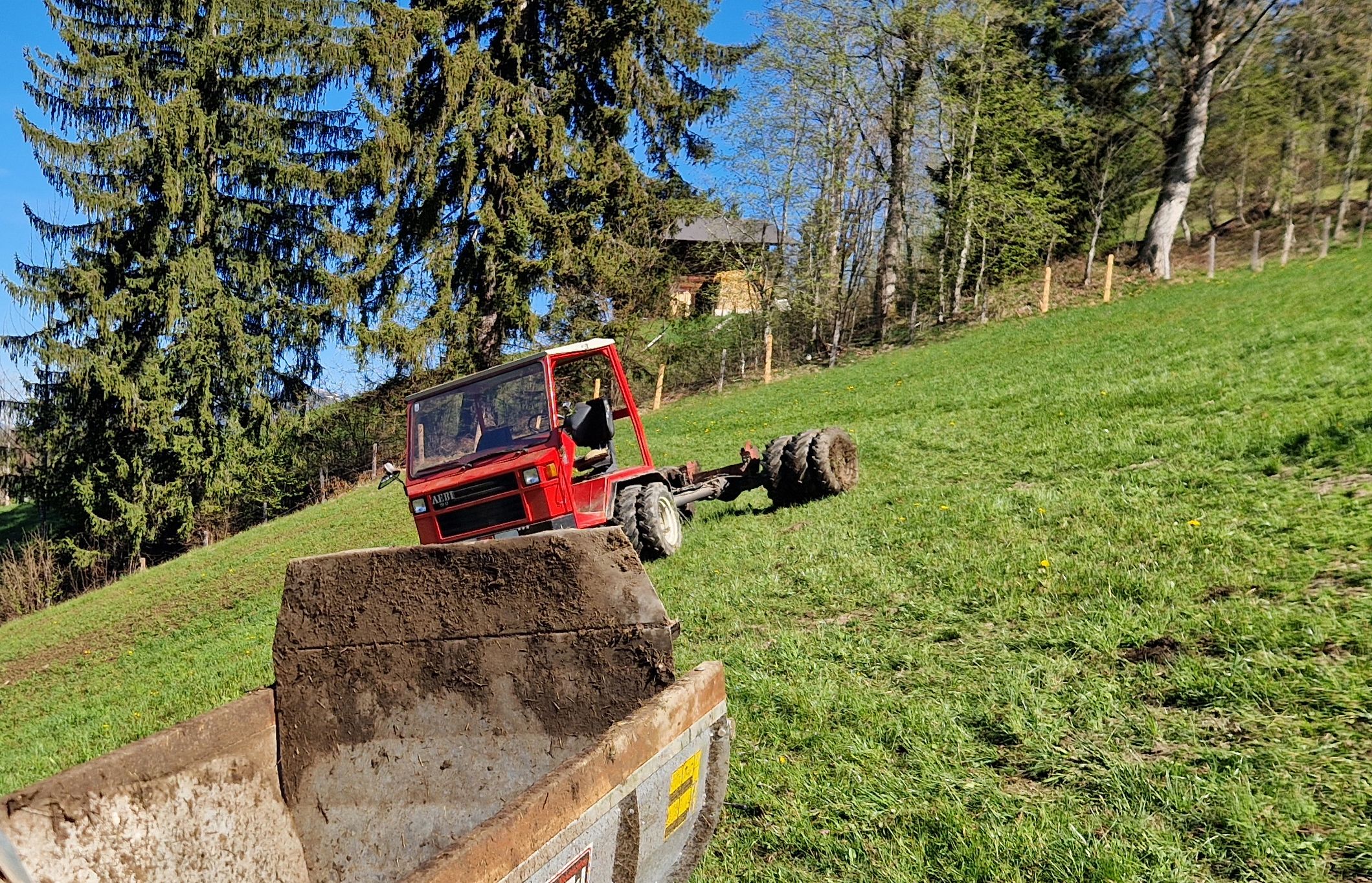 Bei einem Arbeitsunfall mit Schlepperfahrzeug in Westendorf kam am Freitag (24.04.2026) ein 78-Jähriger ums Leben.  