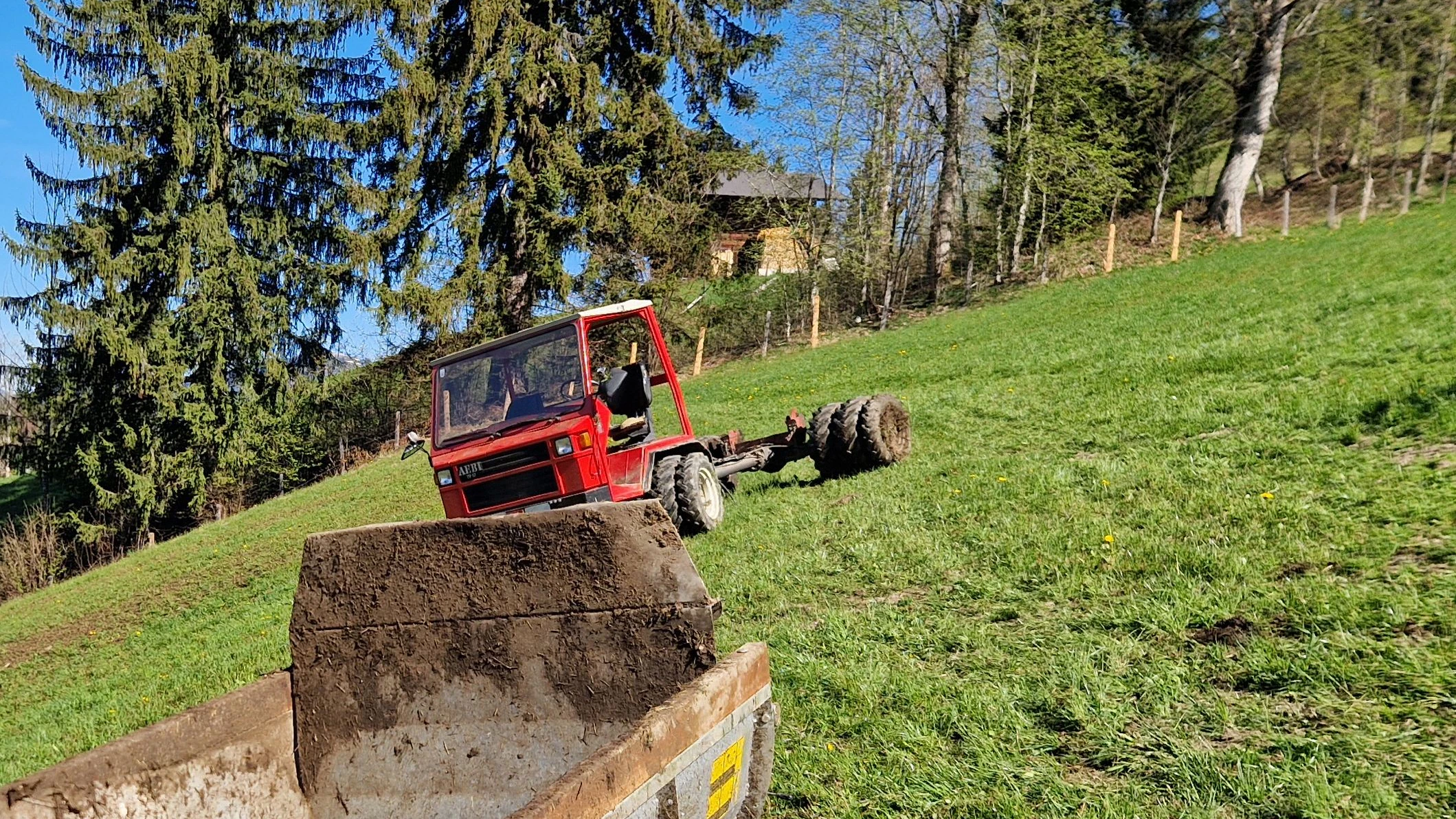 Bei einem Arbeitsunfall mit Schlepperfahrzeug in Westendorf kam am Freitag (24.04.2026) ein 78-Jähriger ums Leben.  