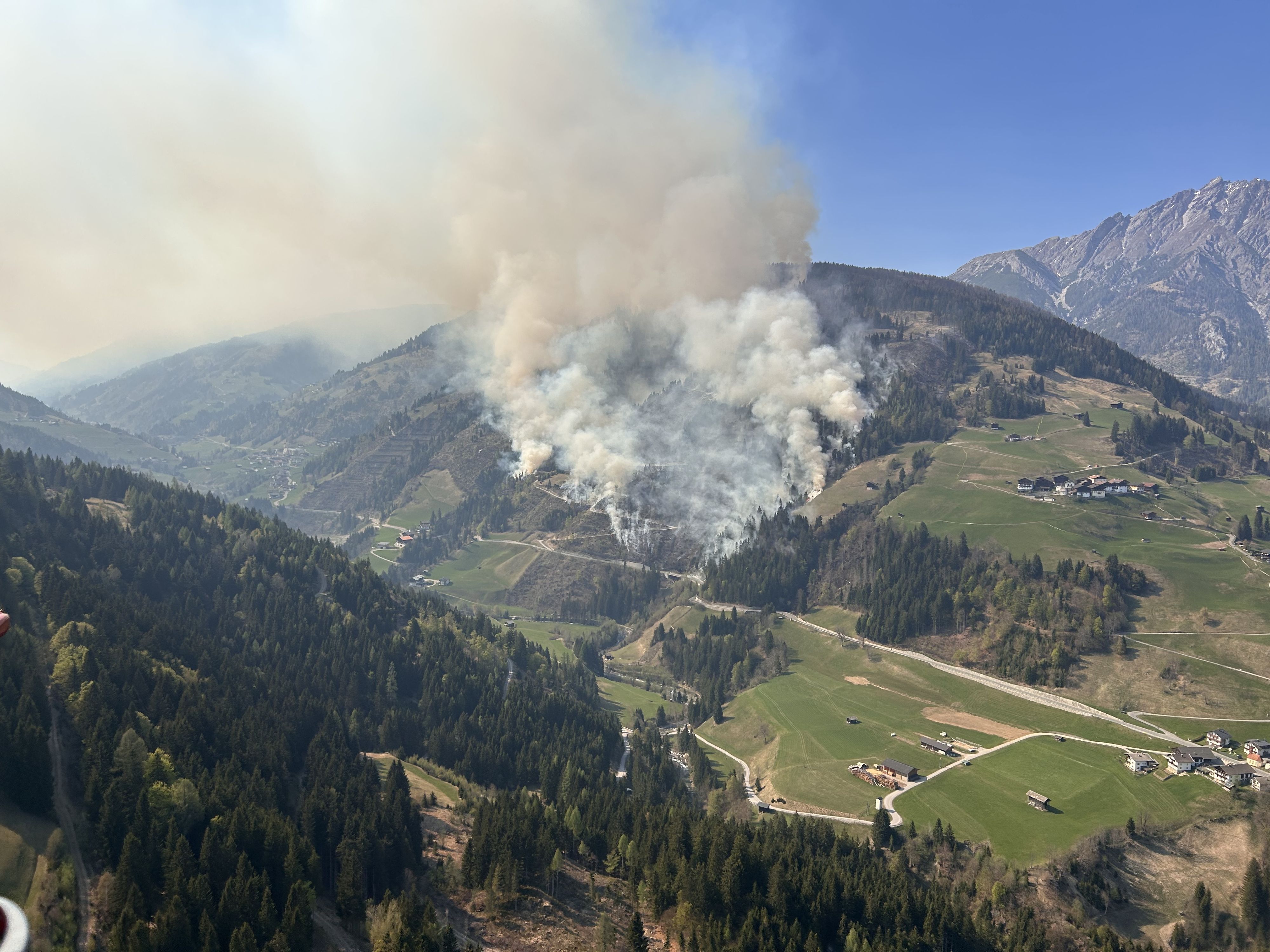 Der Waldbrand breitete sich am Freitag weiter aus. 