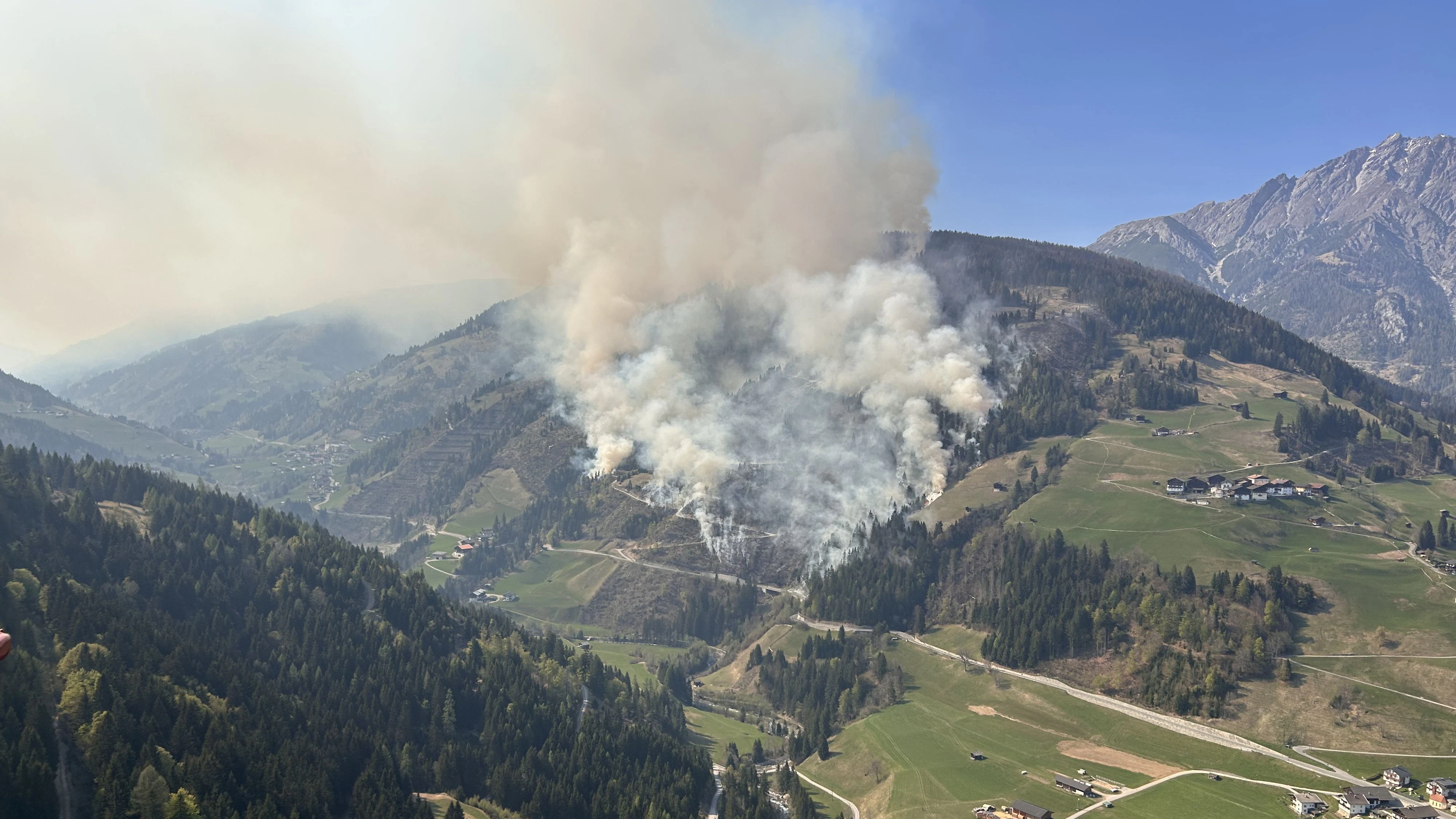 Der Waldbrand breitete sich am Freitag weiter aus. 