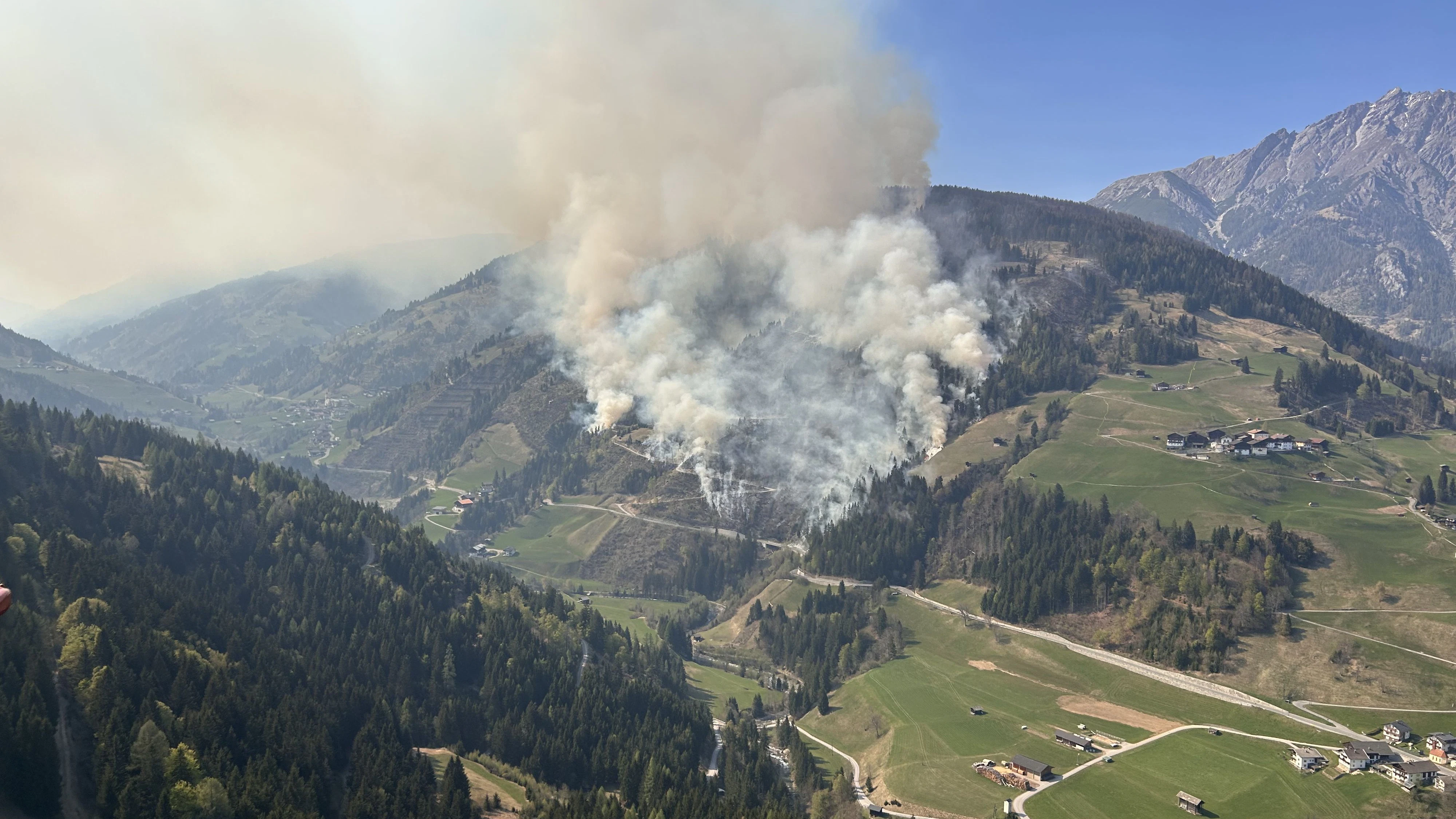 Der Waldbrand breitete sich am Freitag weiter aus. 