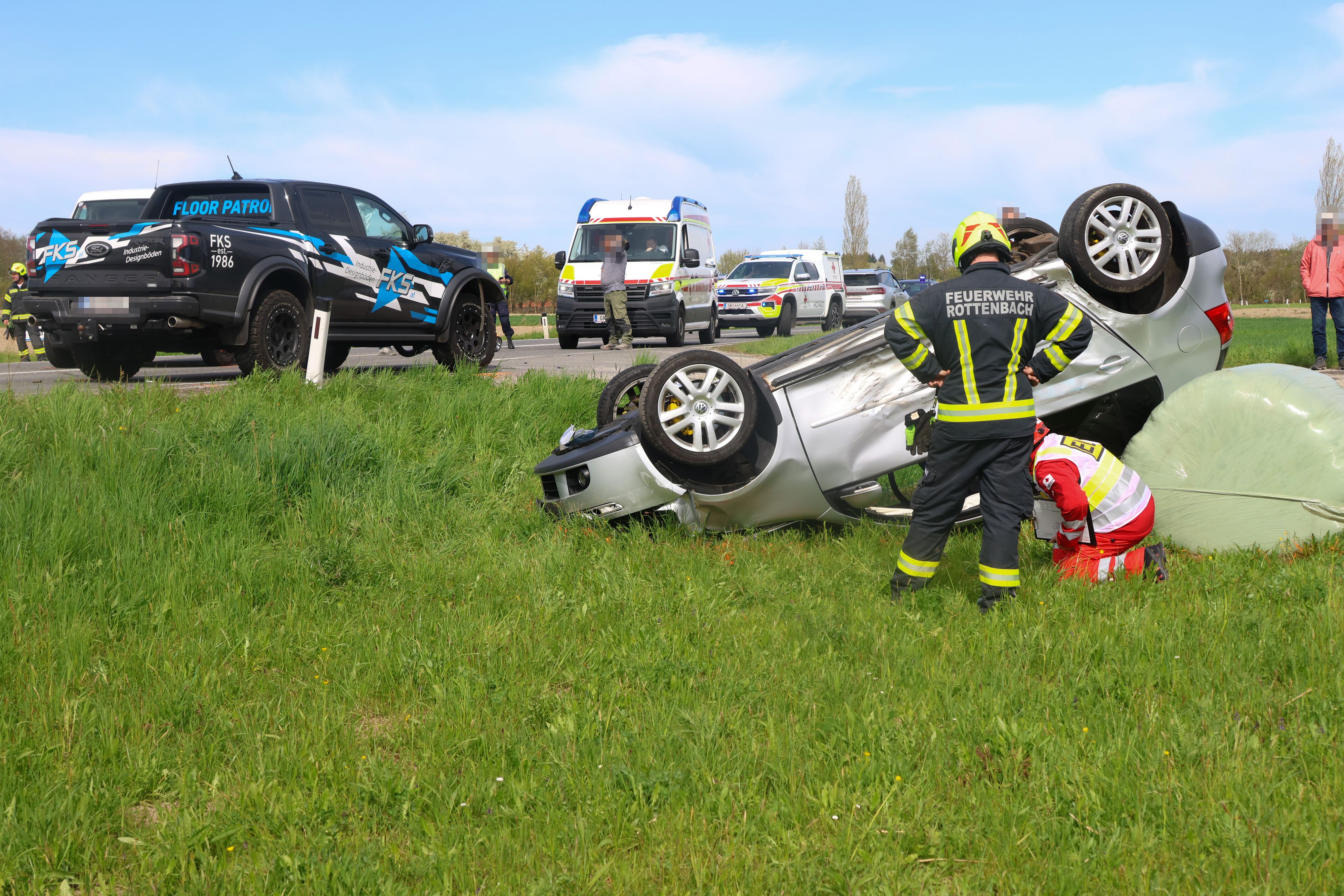 Heute.at - Lenker (34) übersieht Bremsmanöver – Pkw landet am Dach