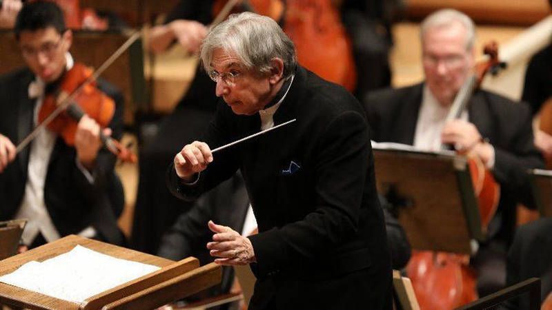 Der aus Los Angeles stammende Künstler gab dort 1974 sein Debüt. Zwischen 1995 und 2020 stand er dem weltberühmten Ensemble als Chefdirigent vor und dirigierte in diesem Zeitraum nahezu 1.800 Konzerte.