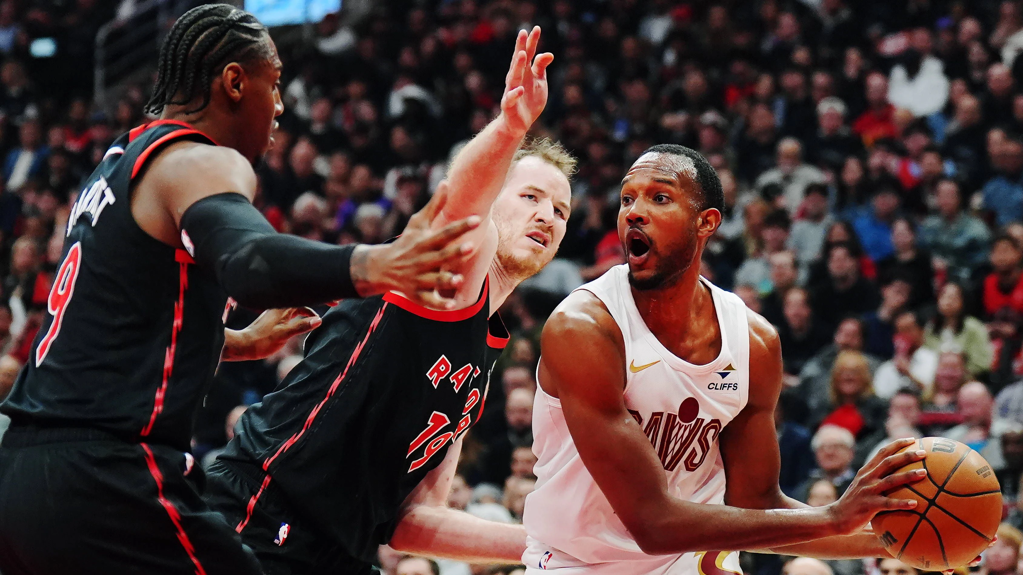 Jakob Pöltl hielt die Stars der Cavs unter Kontrolle. 