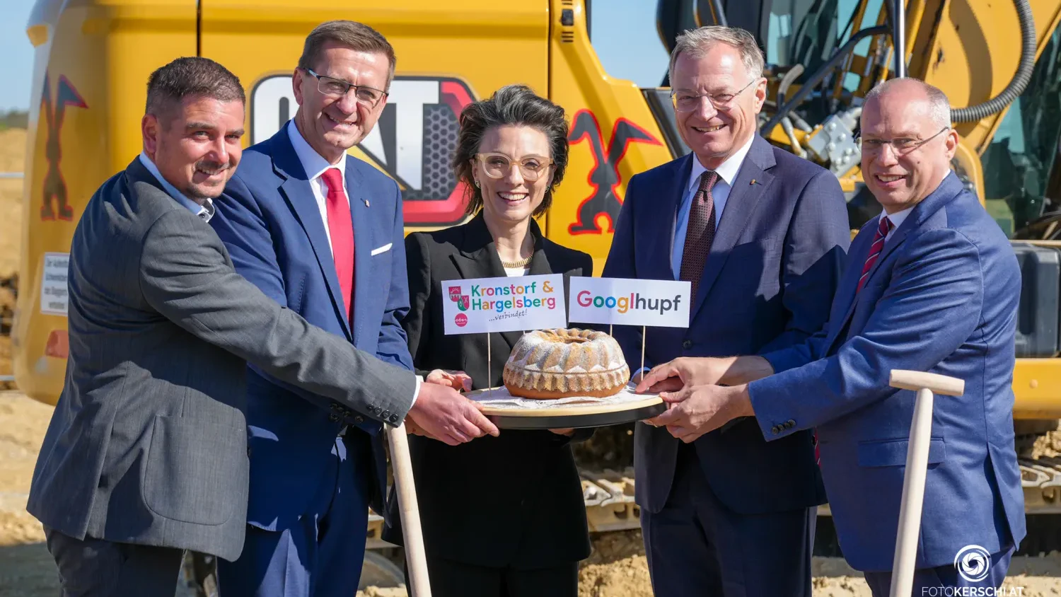 Servierten den "Googlehupf" v.l.: <strong>VP-Bürgermeister von Hargelsberg Christoph Lichtenauer</strong>, Wirtschafts-Landesrat <a data-li-document-ref="120267611" href="https://www.heute.at/s/polit-beben-oevp-landesrat-achleitner-tritt-zurueck-120267611">Markus Achleitner</a> (VP), Geschäftsführerin Google Austria &amp; Switzerland Christine Antlanger-Winter, LH Thomas Stelzer (VP), VP-Bürgermeister von Kronstorf Christian Kolarik.