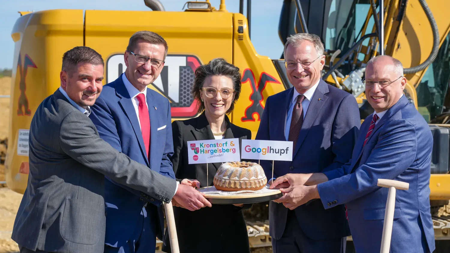 Servierten den "Googlhupf" v.l.: VP-Bürgermeister von Hargelsberg Christoph Lichtenauer, Wirtschafts-Landesrat Markus Achleitner (VP), Geschäftsführerin Google Austria &amp; Switzerland Christine Antlanger-Winter, LH Thomas Stelzer (VP), VP-Bürgermeister von Kronstorf Christian Kolarik.