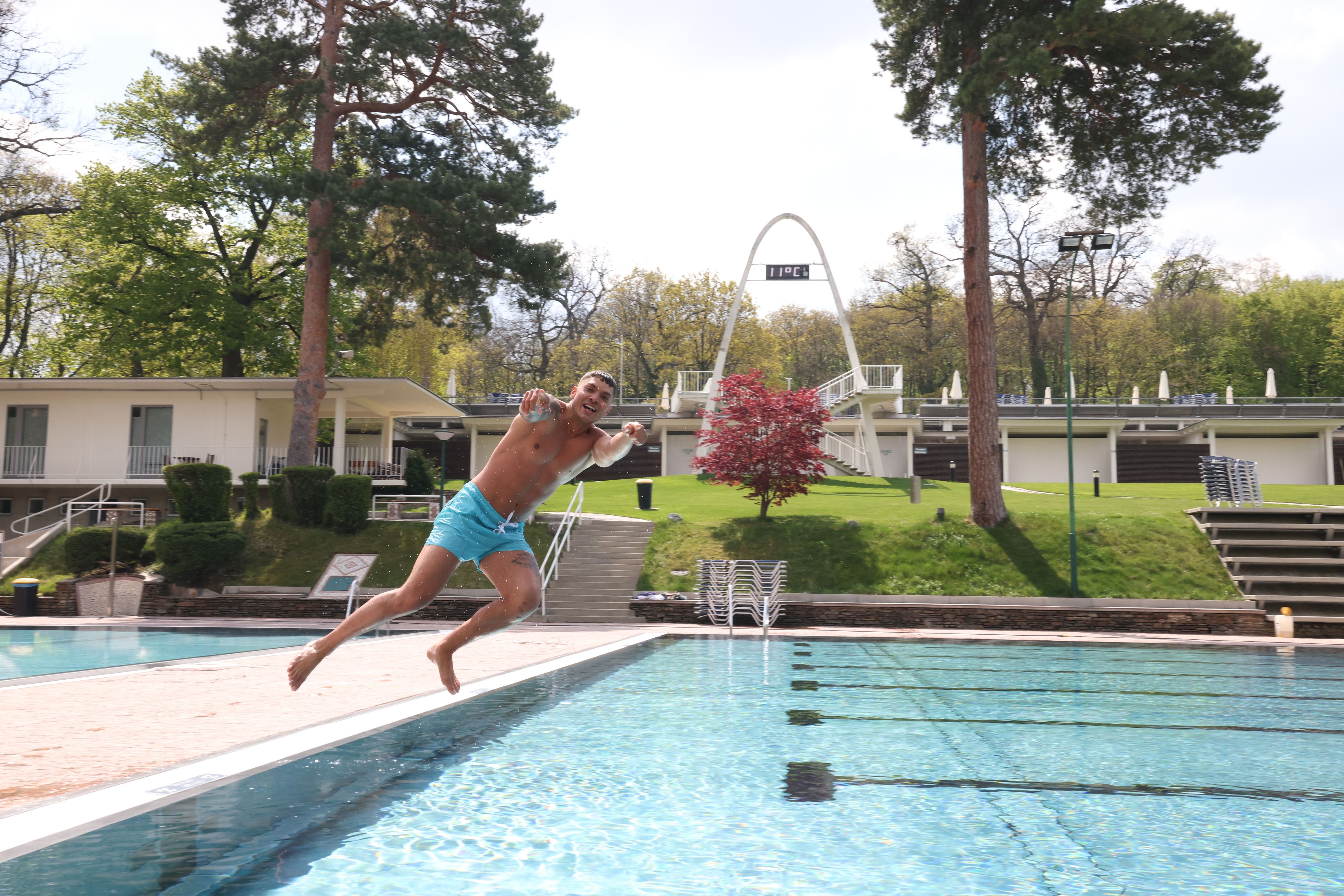Der Sprung ins Wasser ist im Schönbrunner Bad derzeit eher noch für Abgehärtete.