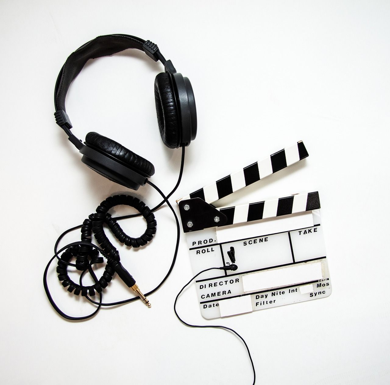 Filmklappe und Kopfhörer - Studio-Ausrüstung für Filmproduktion