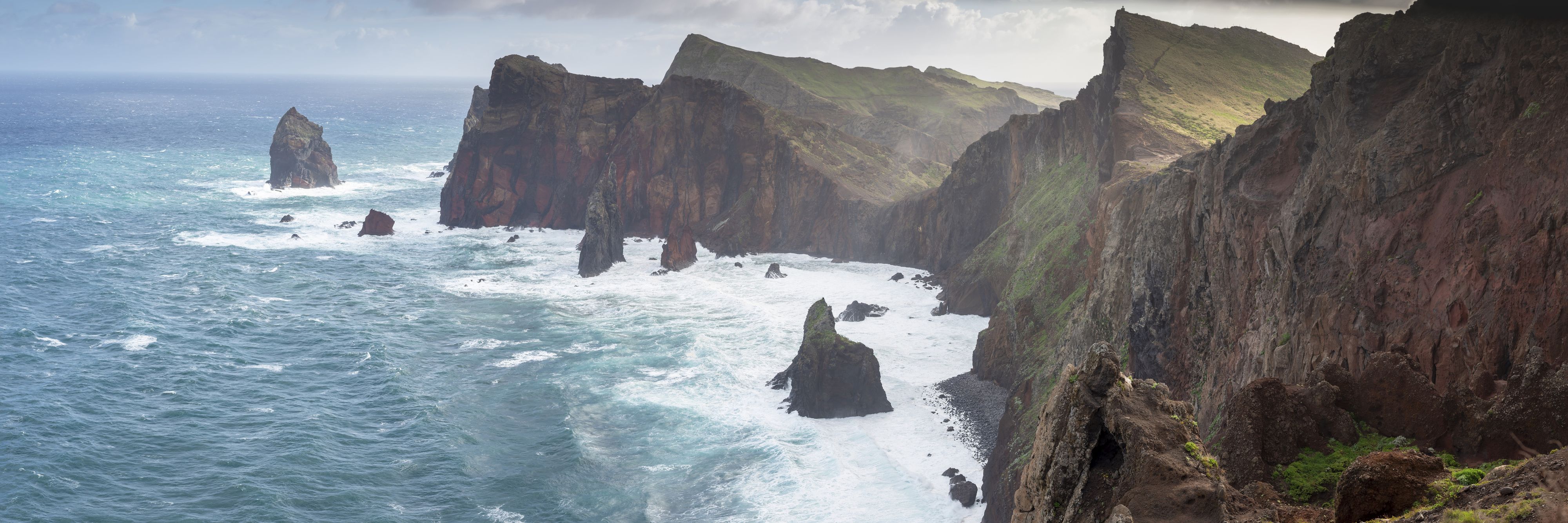 Felsformationen an der Atlantik-Küste der vulkanischen Halbinsel Ponta de São Lourenço auf Madeira (Portugal).