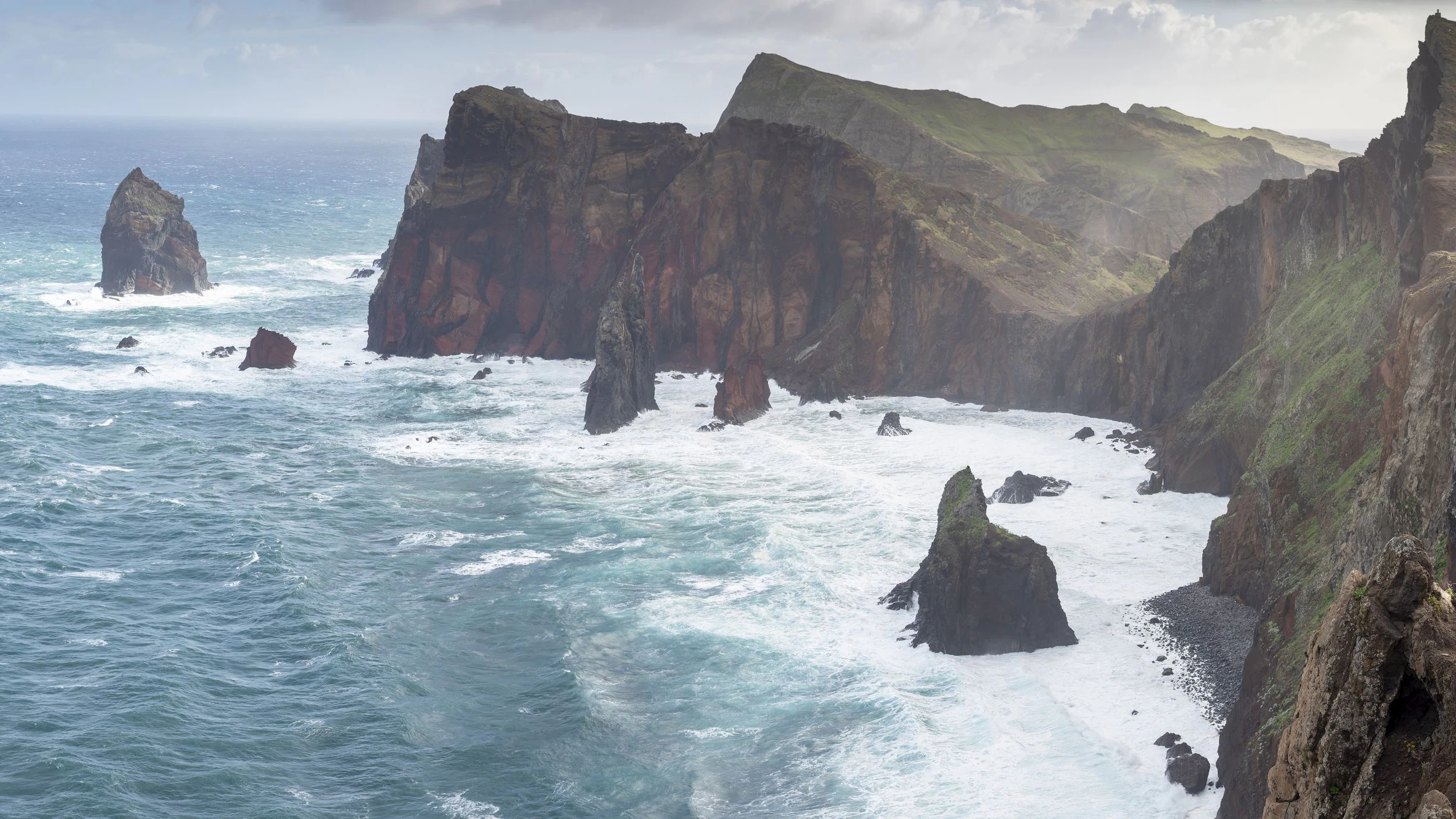 Felsformationen an der Atlantik-Küste der vulkanischen Halbinsel Ponta de São Lourenço auf Madeira (Portugal).