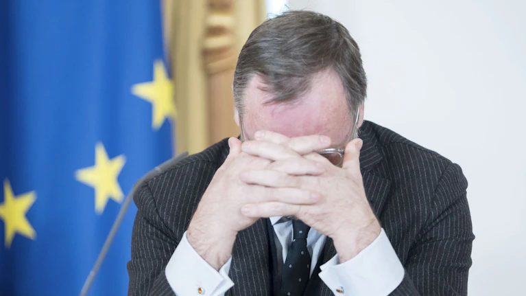 Budget-Streit, dann Sprit-Posse: Die Weltachse der Koalition hat sich merkbar verschoben. Gelingt keine Korrektur, wird es kritisch. Was hinter den Palais-Türen passierte, wie Sepp Schellhorn zum Blitzableiter wurde. Und wie das mit Brunei wirklich war.