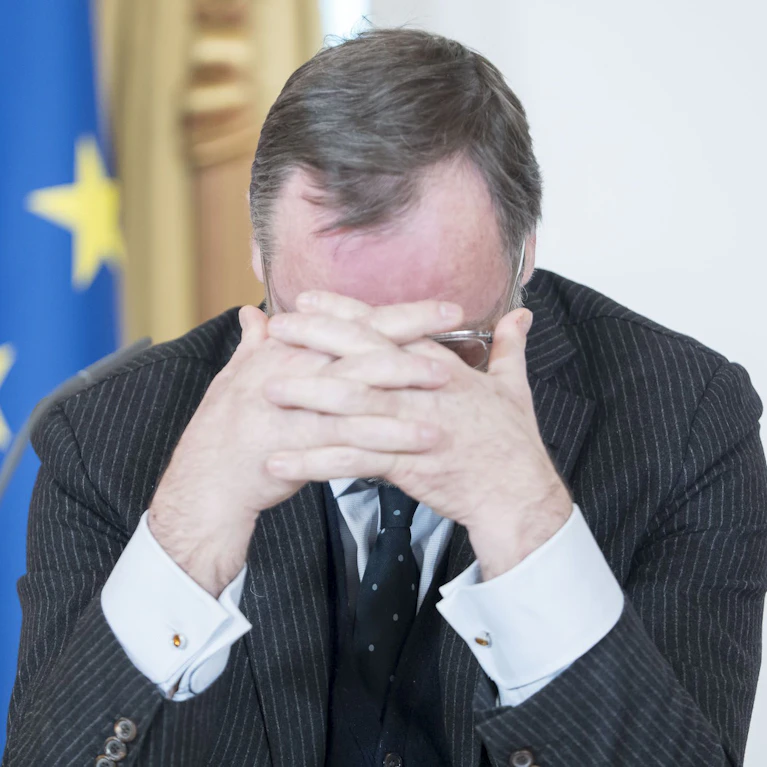 Budget-Streit, dann Sprit-Posse: Die Weltachse der Koalition hat sich merkbar verschoben. Gelingt keine Korrektur, wird es kritisch. Was hinter den Palais-Türen passierte, wie Sepp Schellhorn zum Blitzableiter wurde. Und wie das mit Brunei wirklich war.