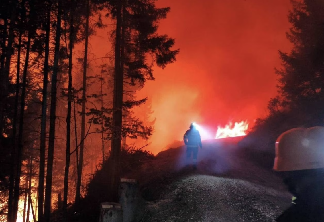 Heute.at - Feuer-Inferno im Lesachtal – Wald steht in Flammen