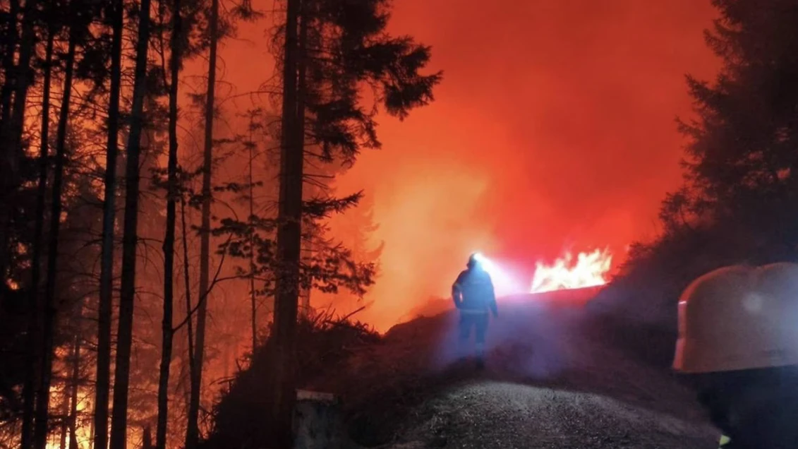 Die Feuerwehr steht im Großeinsatz.