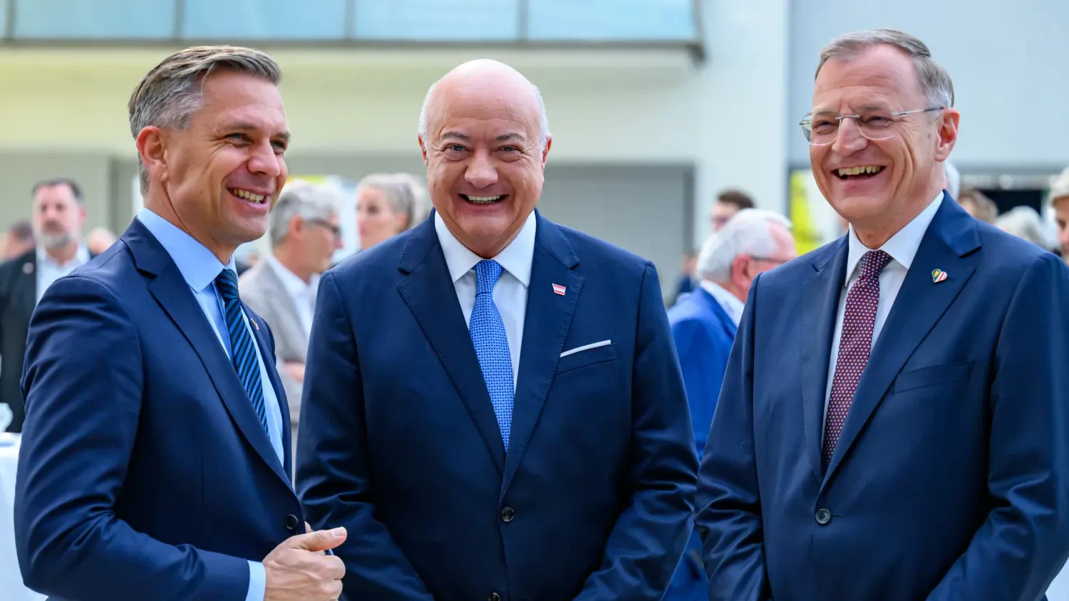 V.l.: Wirtschaftsminister Wolfgang Hattmannsdorfer, Bundeskanzler Christian Stocker und OÖ-LH Thomas Stelzer.