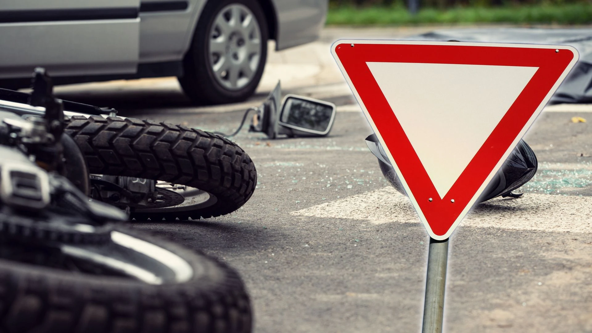 Die beiden Teenies krachten mit Pkw und Moped zusammen, weil der 15-Jährige das Verkehrsschild missachtete. (Symbolbild)