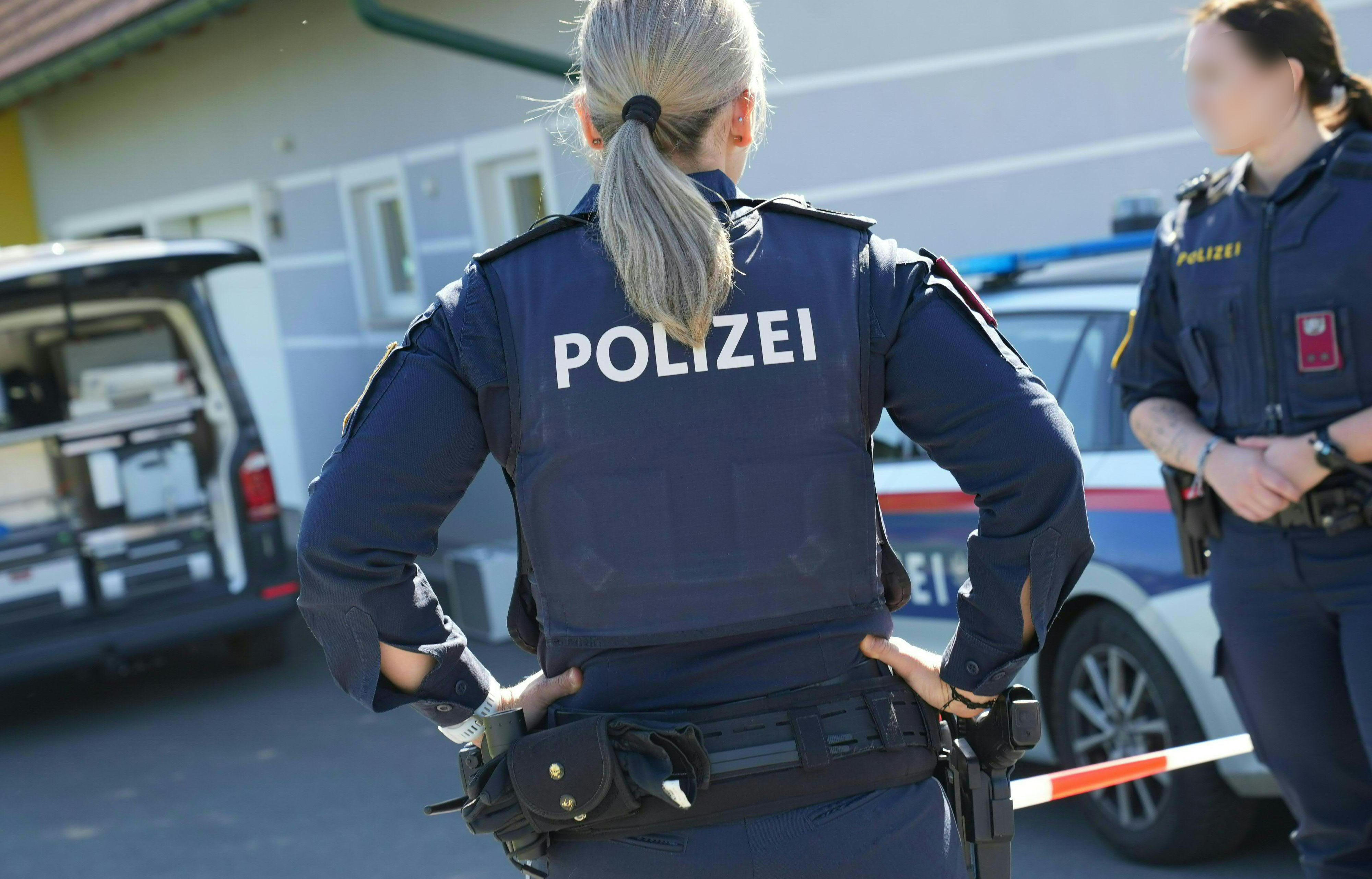 Ein 36 Jahre alter Mann soll in der Nacht auf Samstag, 25. April 2026 in einem Einfamilienhaus in der Gemeinde Heimschuh im Bezirk Leibnitz in der Steiermark seine Ehefrau (35) im Streit erschossen haben.