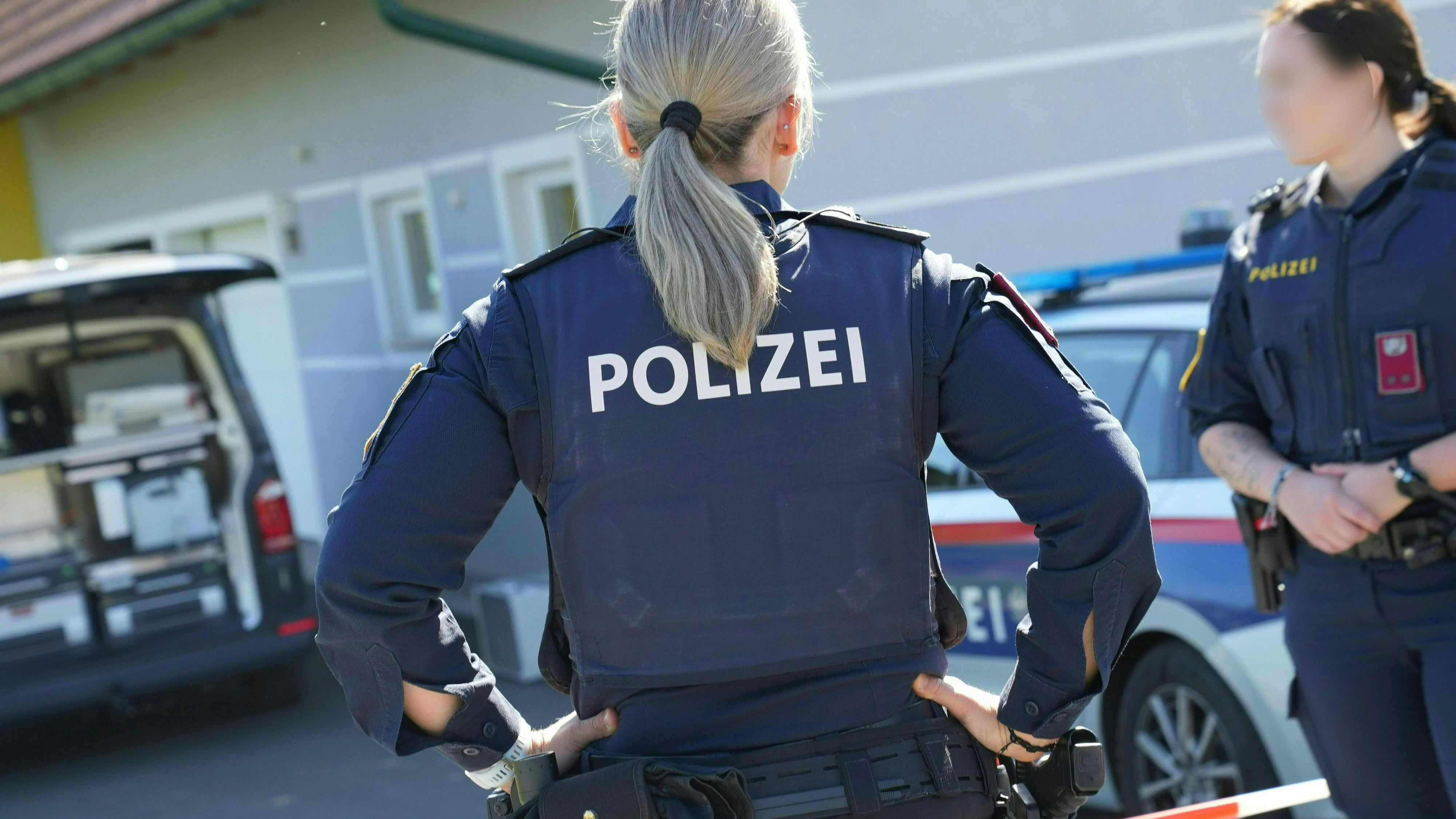 Ein 36 Jahre alter Mann soll in der Nacht auf Samstag, 25. April 2026 in einem Einfamilienhaus in der Gemeinde Heimschuh im Bezirk Leibnitz in der Steiermark seine Ehefrau (35) im Streit erschossen haben.