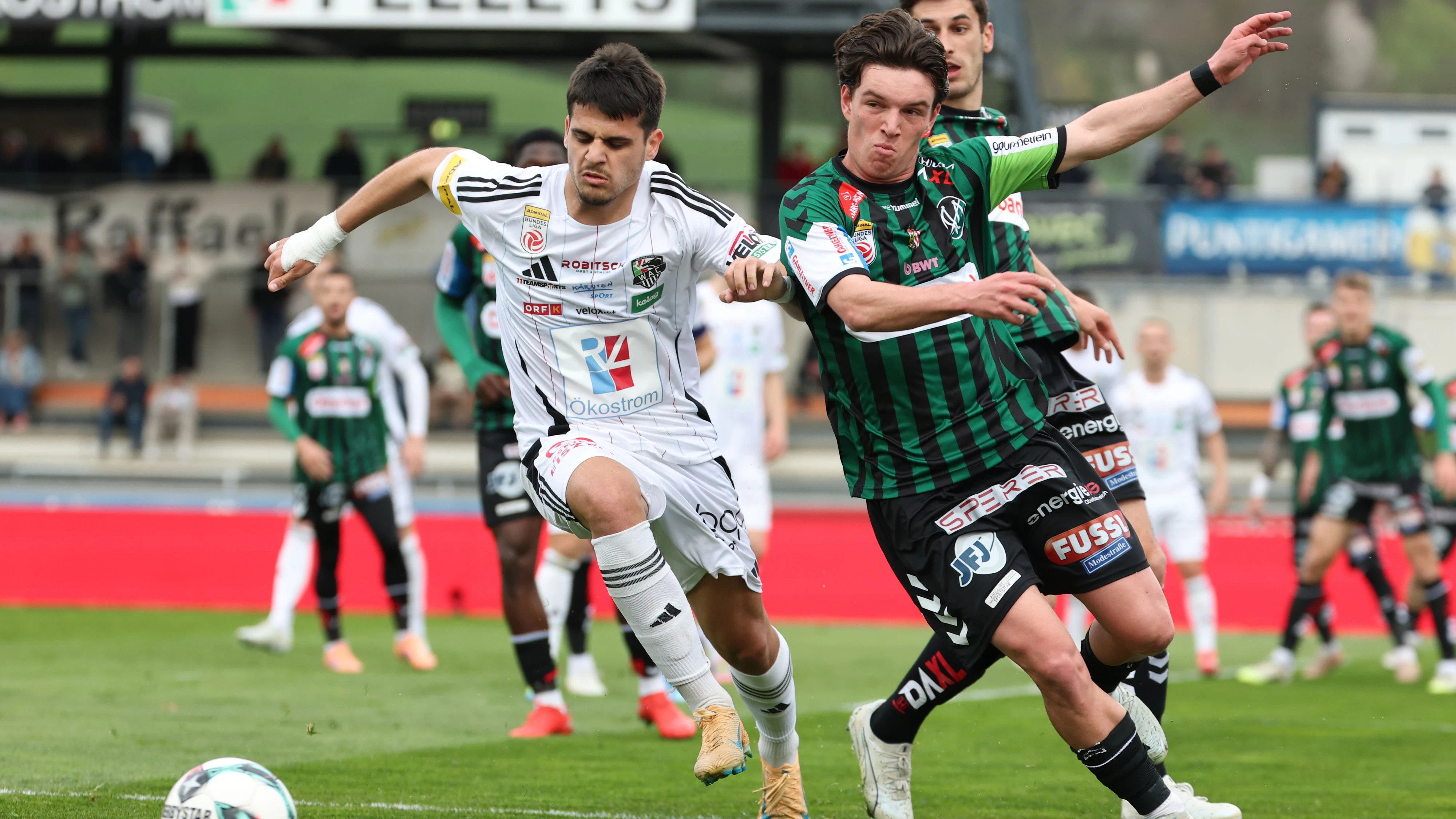 WOLFSBERG,AUSTRIA,11.APR.26 - SOCCER - ADMIRAL Bundesliga, qualification group, Wolfsberger AC vs SV Ried. Image shows Dejan Zukic (WAC) and Nicolas Bajlicz (Ried). Photo: GEPA pictures/ Chris Bauer
