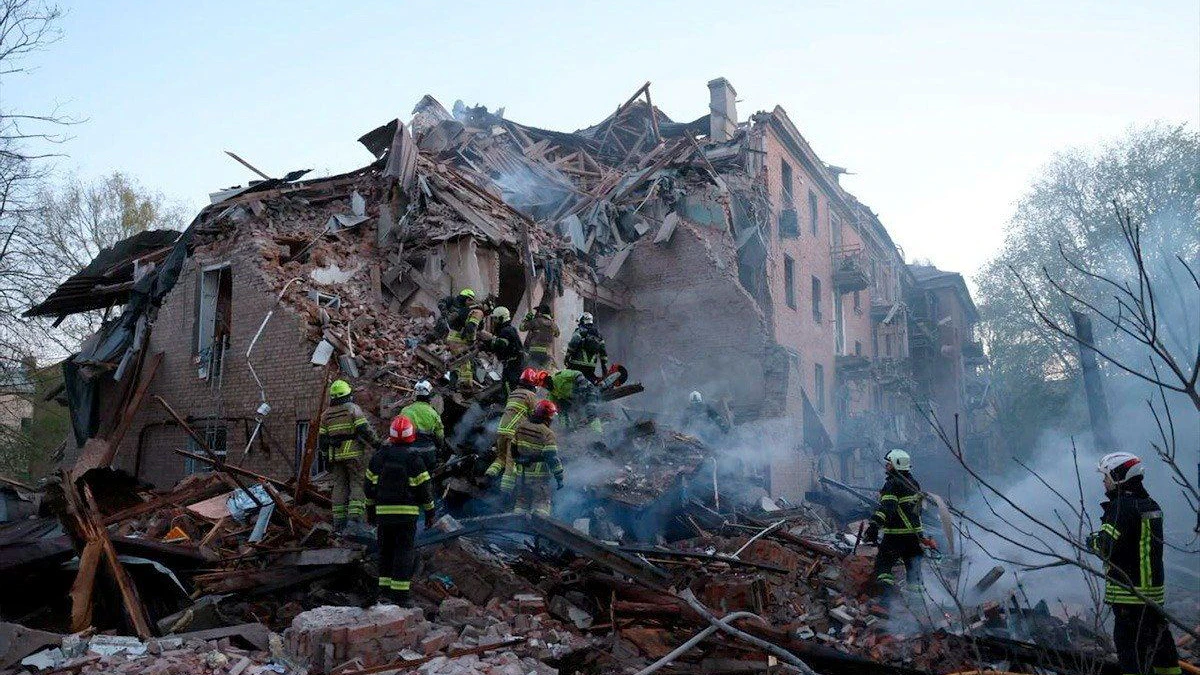 Im Stadtzentrum von Dnipro im Osten des Landes wurden bei einem Drohnen- und Raketenangriff auf Wohnhäuser mindestens 14 Menschen verletzt.