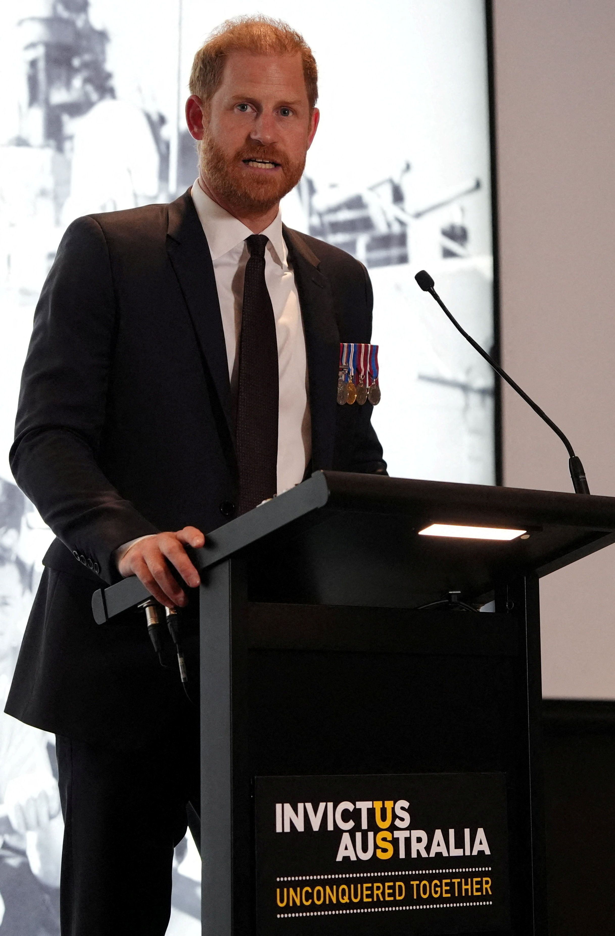 Prinz Harry gedachte auch den zivilen Opfern russischer Kriegsverbrechen in der Region.