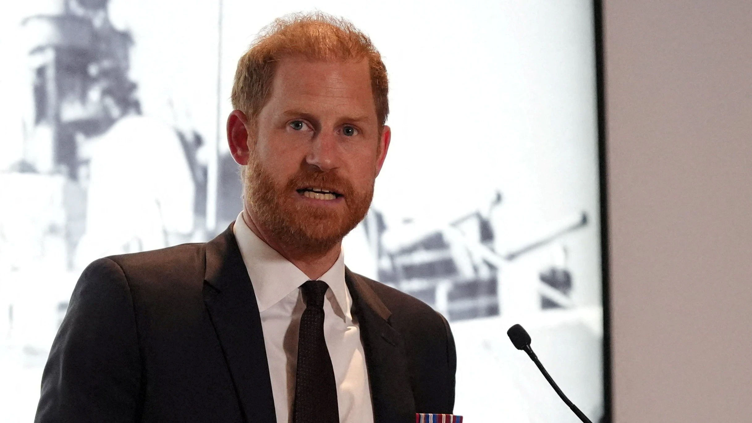 Prinz Harry gedachte auch den zivilen Opfern russischer Kriegsverbrechen in der Region.