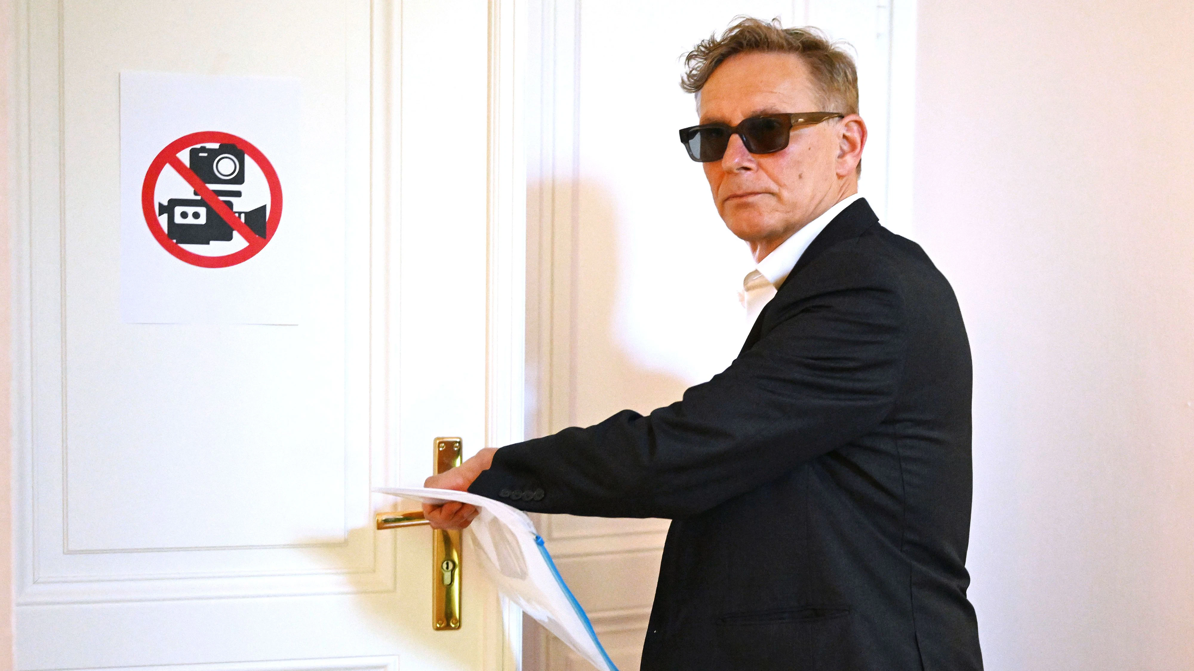 ABD0054_20260424 - WIENER NEUSTADT - ÖSTERREICH: Der Ex-FPÖ-Abgeordnete Thomas Schellenbacher am Freitag, 24. April 2026, anl. eines Prozesses wegen Begünstigung in der Causa Marsalek am Landesgericht Wiener Neustadt. - FOTO: APA/HELMUT FOHRINGER